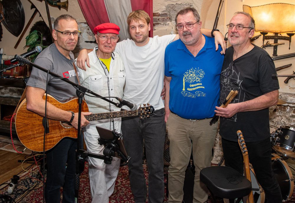 Die fünf Bandmitglieder gemeinsam für ein Gruppenfoto im Mary's.