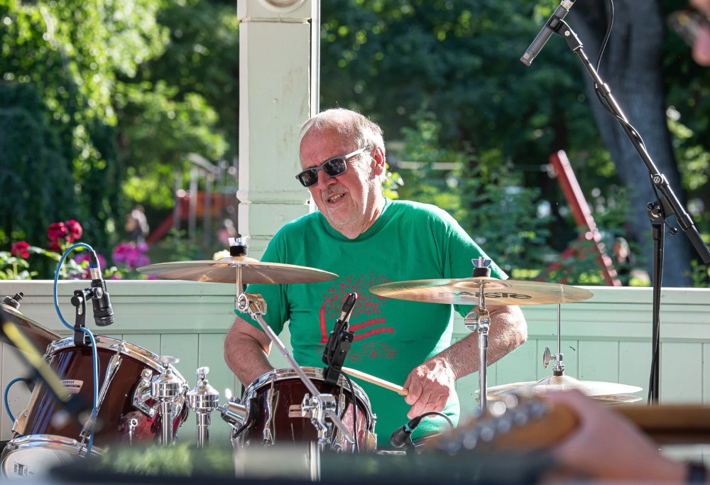 Der Schlagzeuger der Original Austrobuam spielt beim Stadtparkfest.