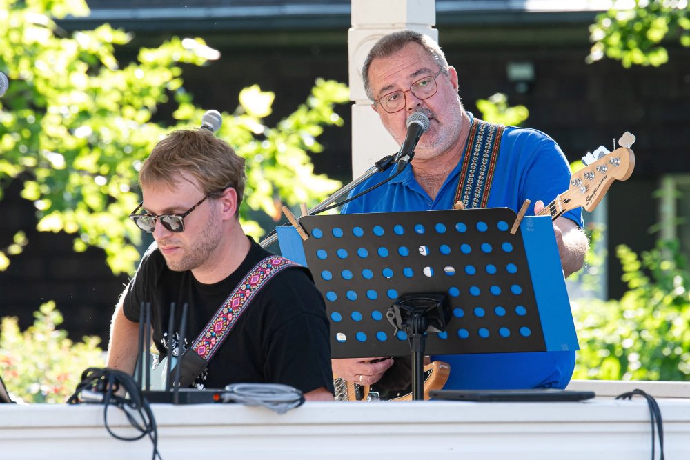 Gitarrist und Bassist der Original Austrobuam gemeinsam beim Stadtparkfest.