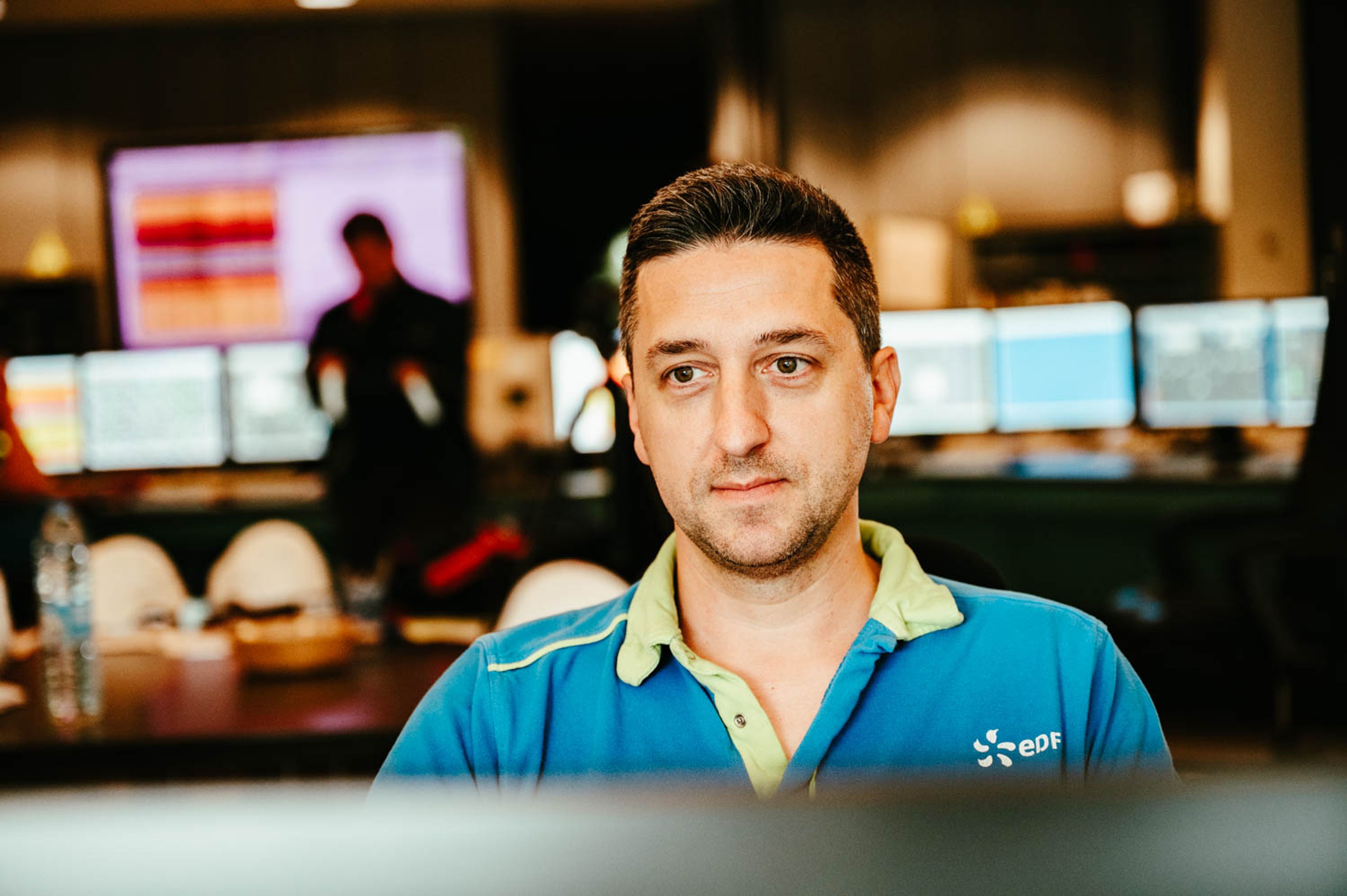 Luminus medewerker Benjamin de la Vecchia in de controlekamer