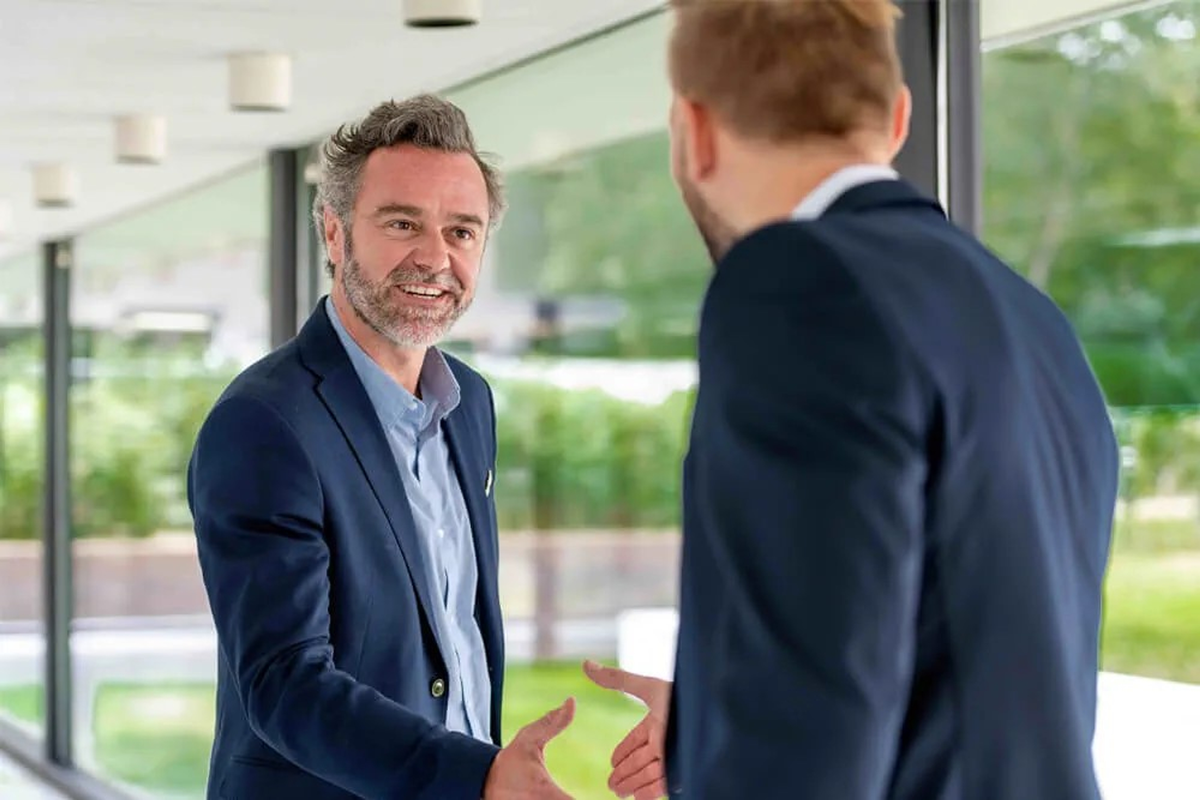 2 business mannen schudden elkaar de hand