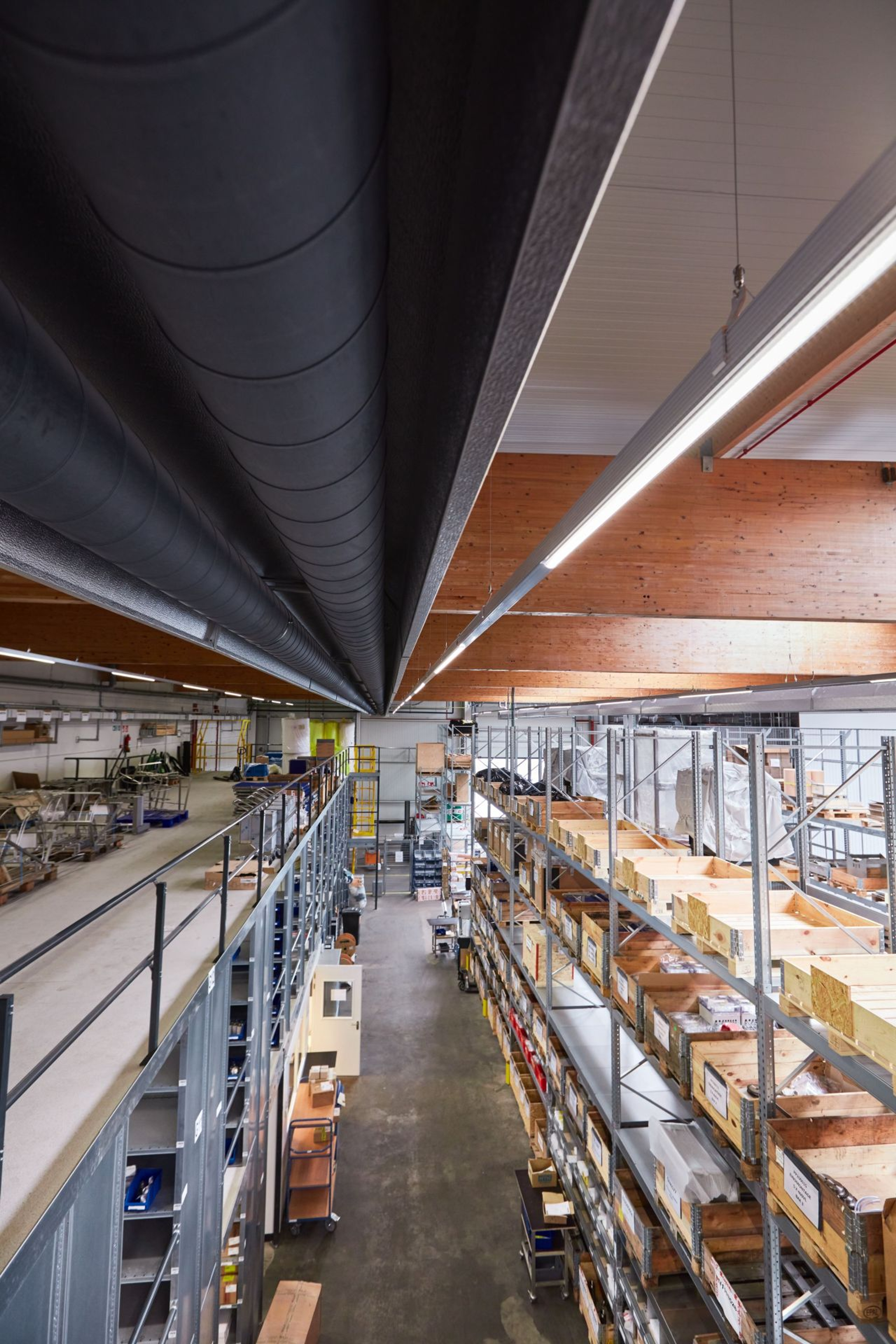 Magazijn met meerdere rekken en verdieping en LED-verlichting