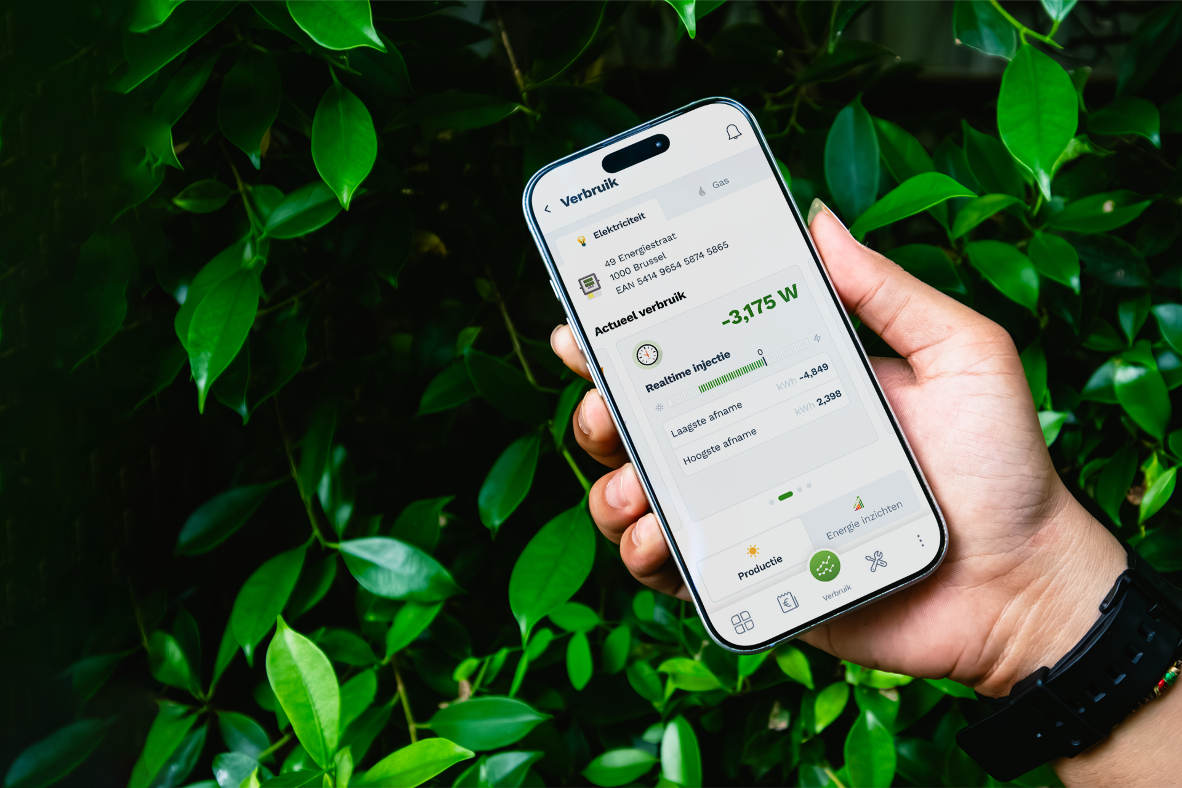 Persoon houdt smartphone vast. Op het ECM-scherm komt een zonnemelding.