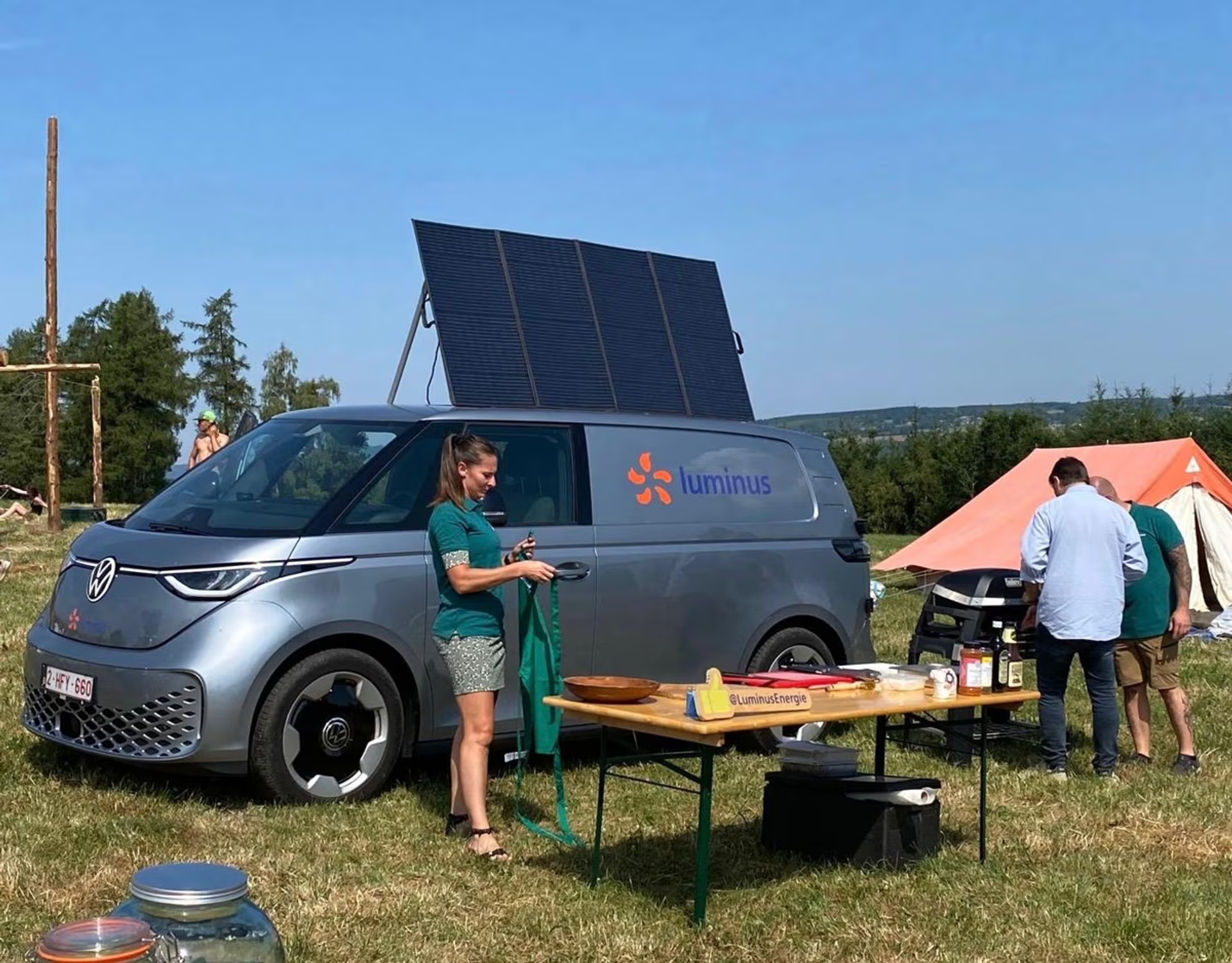 Luminus convie les animateurs scouts d’Esneux à un barbecue alimenté à l’énergie solaire en préparation de leur camp de Wanne.