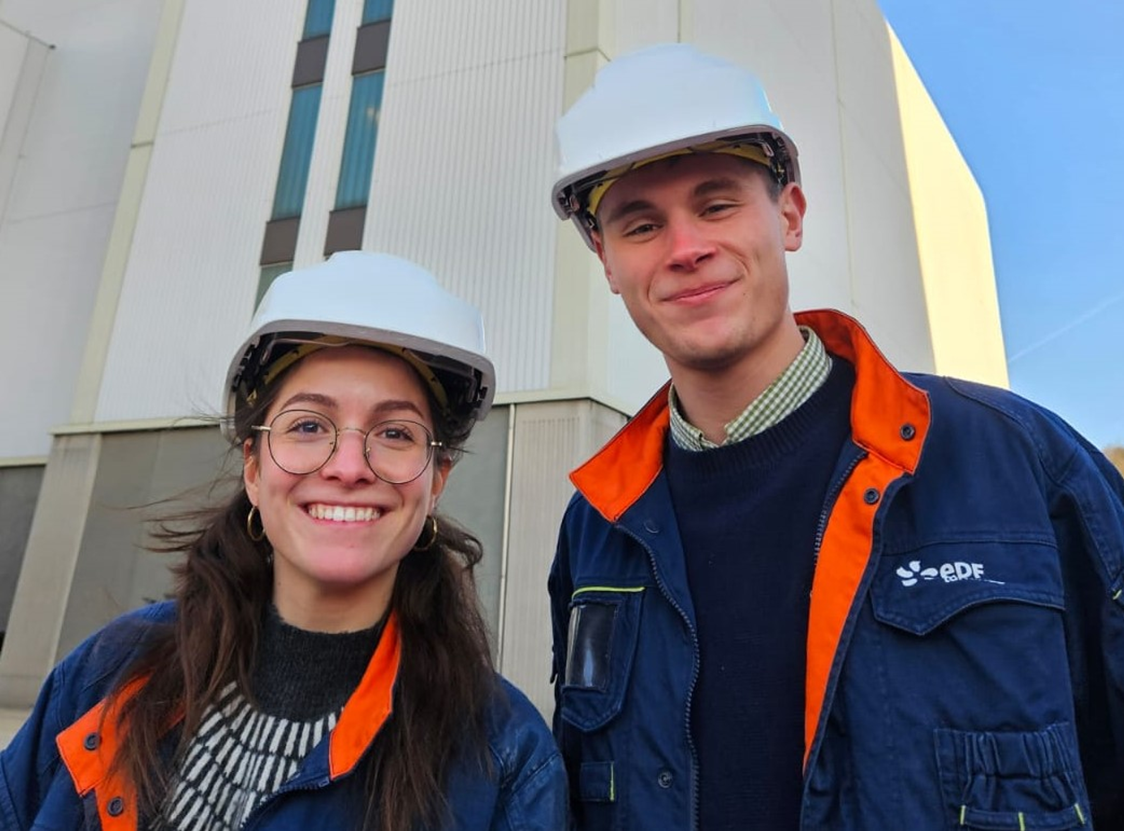 2 techniciens homme et femme devant une centrale