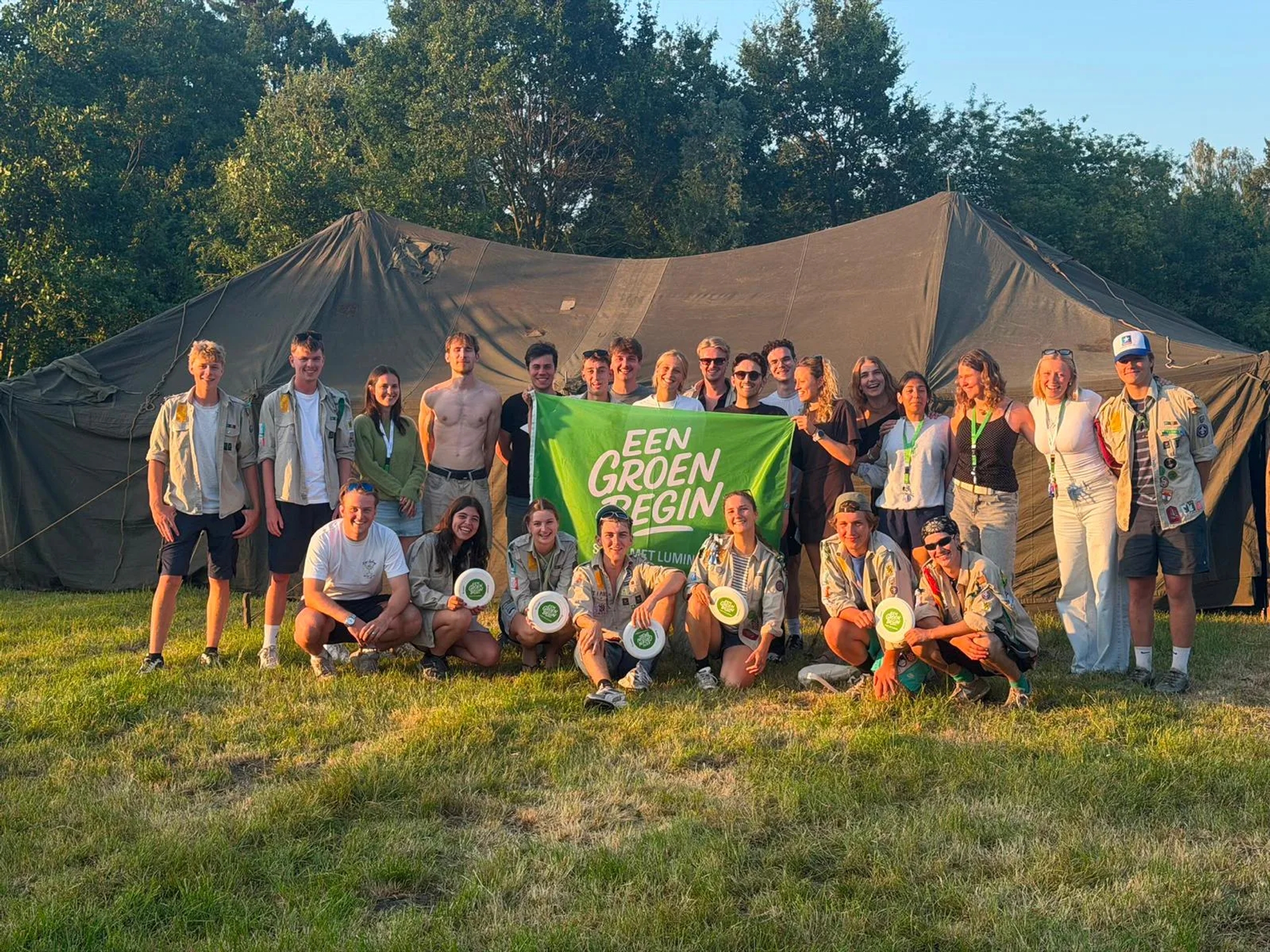Luminus trakteert leiding Scouts en Gidsen Keerbergen op een barbecue op zonne-energie tijdens voorkamp in Pelt
