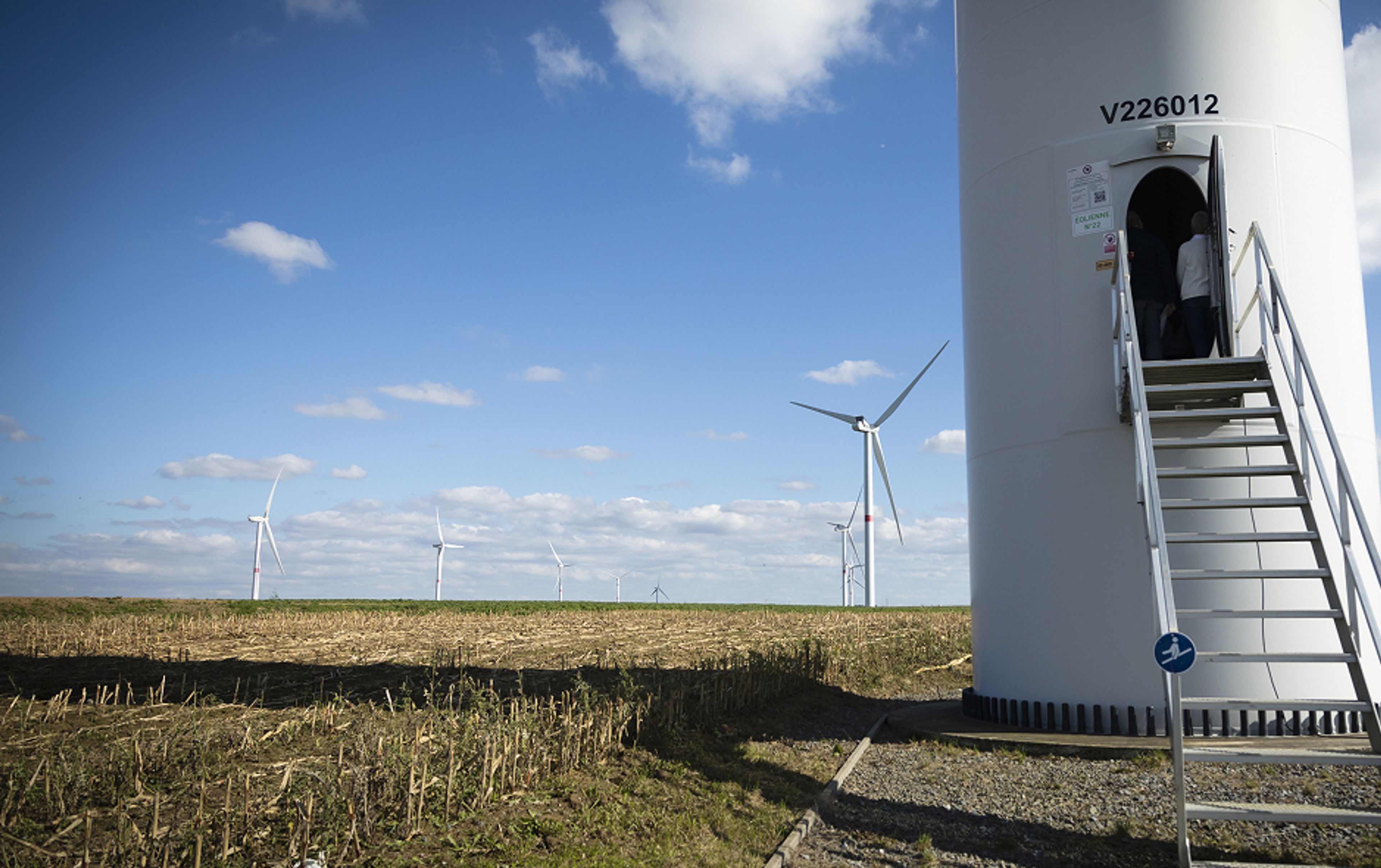 Windpark Luminus, we staan aan de voet van een windturbine, de deur is open.