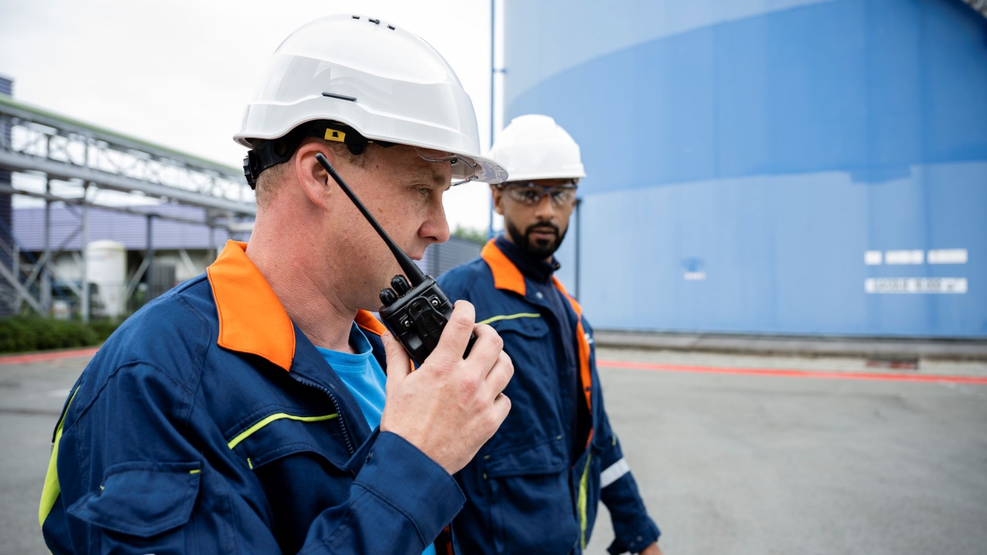2 techniciens à l'extérieur d'une centrale en Flandre