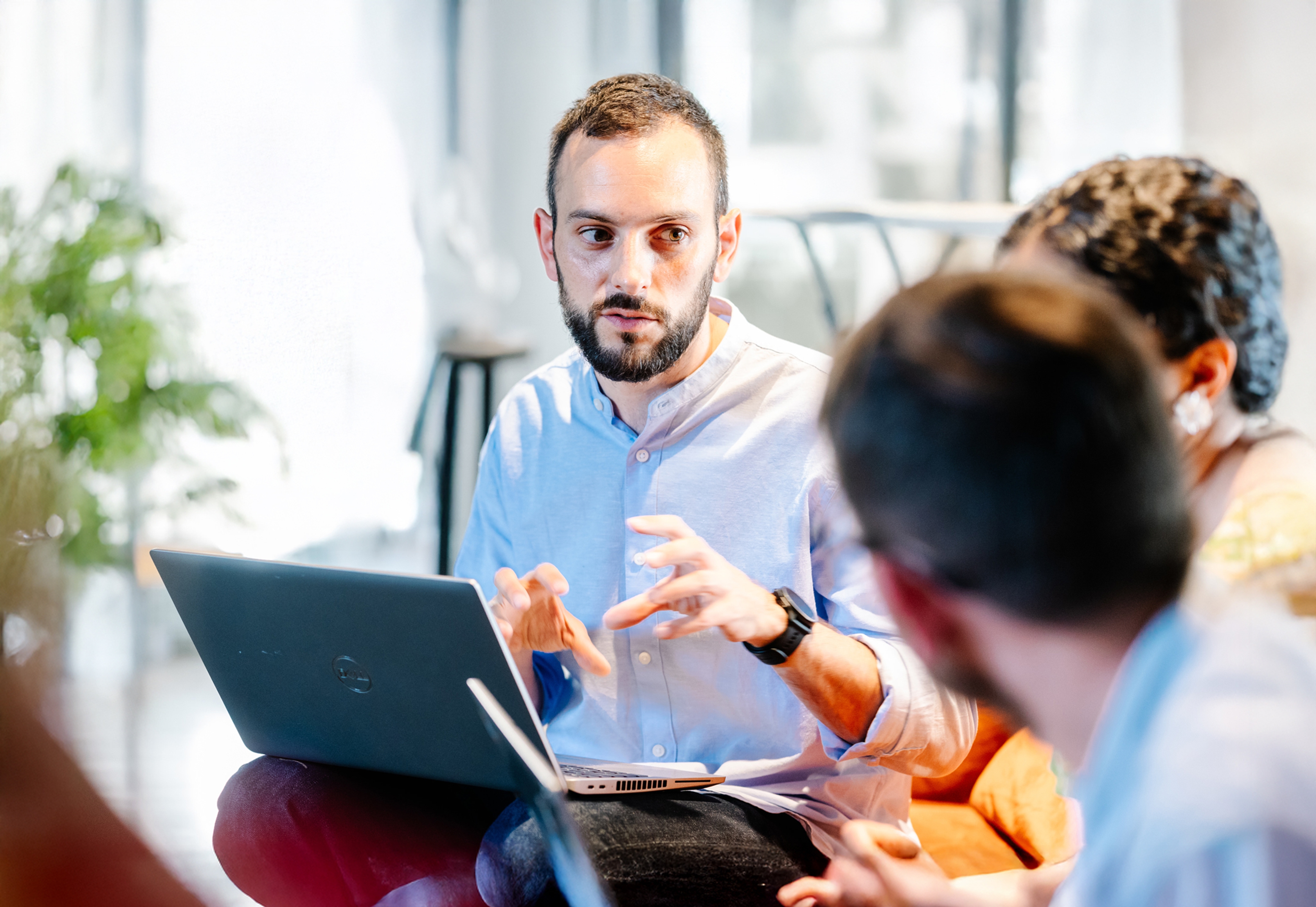 Un conseiller Luminus échange avec une cliente autour d’une table