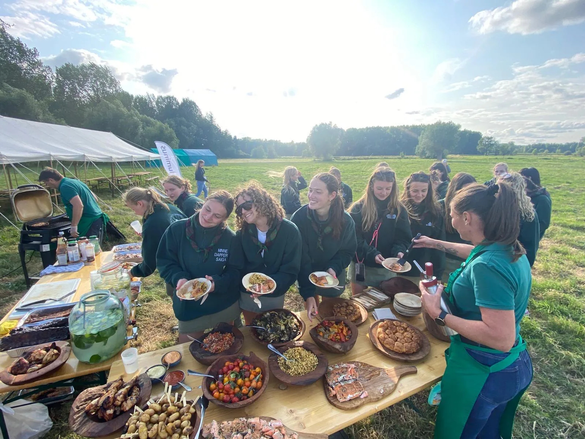 Luminus trakteert leiding scouts Pater Damiaan Hasselt op een barbecue op zonne-energie tijdens voorkamp in Zemst