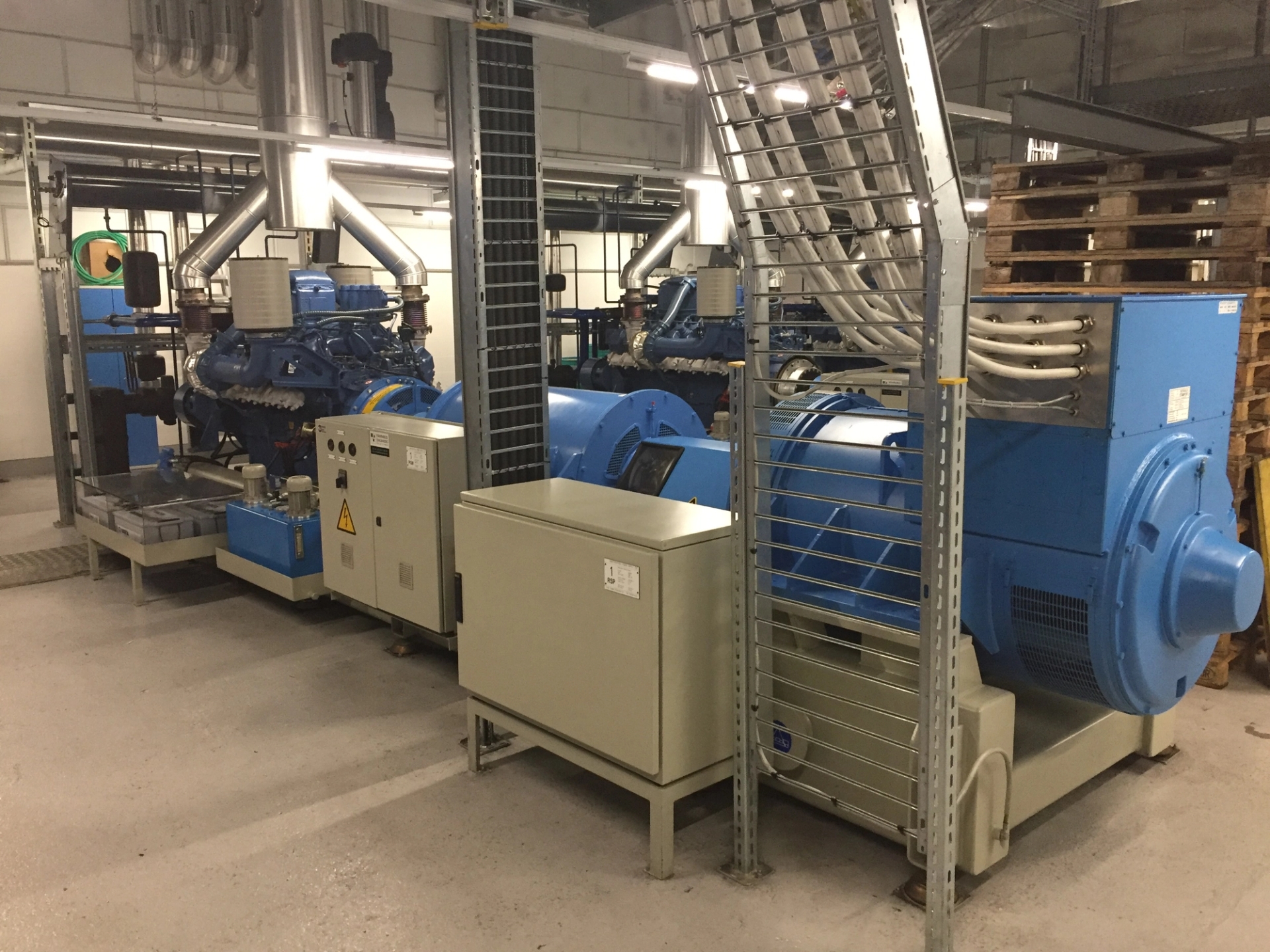 Vue d'une installation industrielle avec un système de cogénération et un générateur UPS de grande puissance, assurant une alimentation électrique continue et la production d'énergie efficace sur le site de Farys