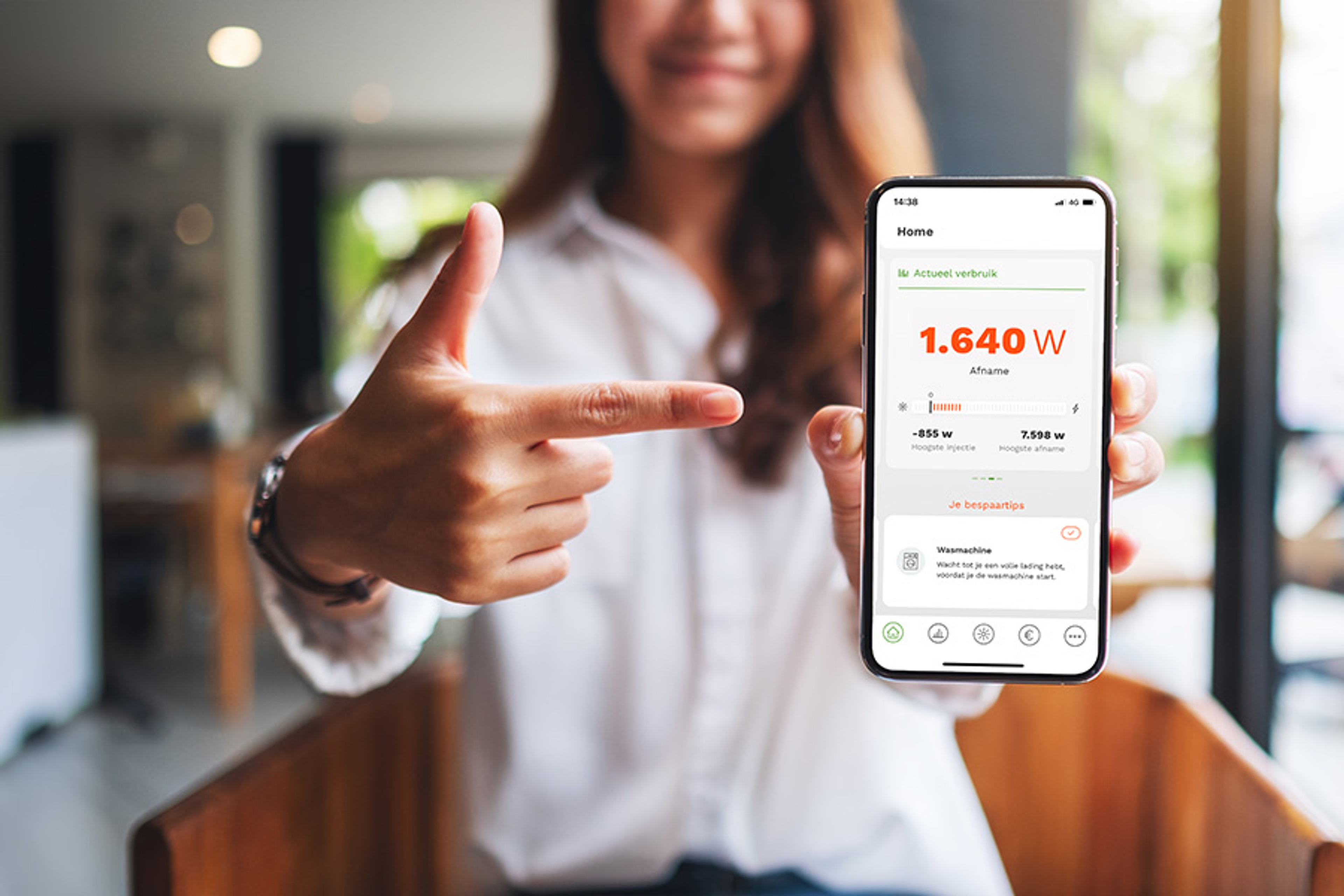 Femme pointant son téléphone avec l'application EnergyControl Monitor