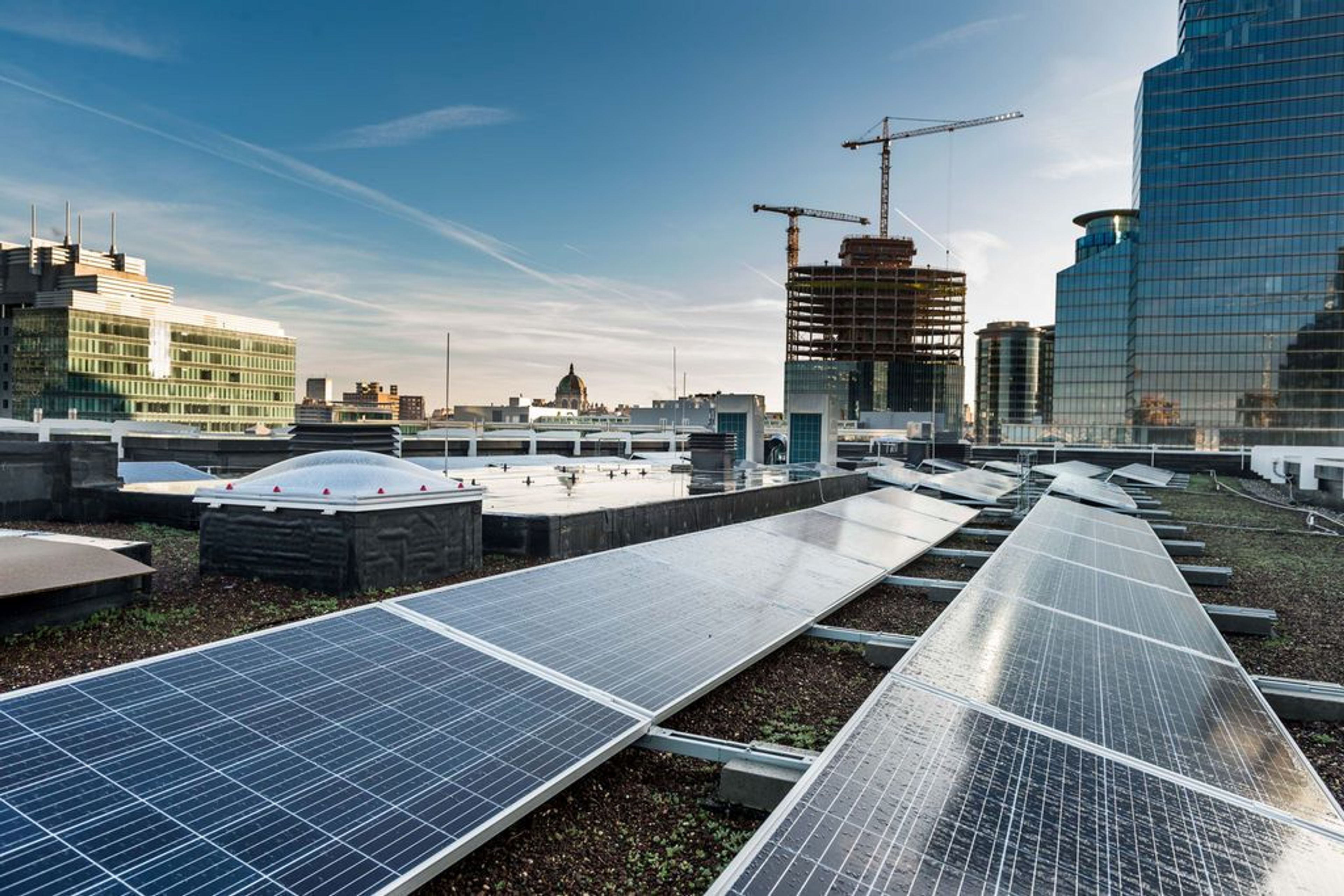 Panneaux solaires sur le toit d'un bâtiment industriel