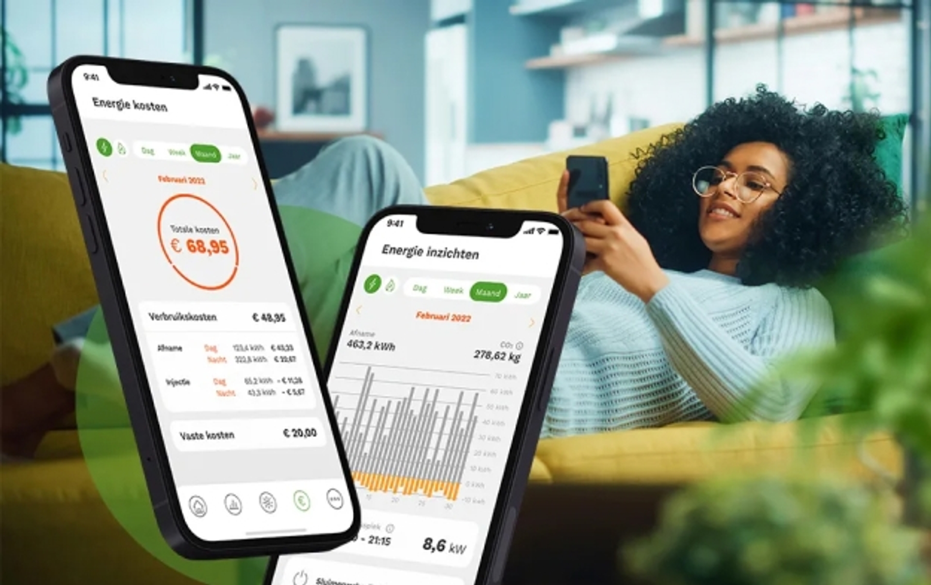 Femme assise sur un canapé utilisant une application mobile qui affiche les coûts et consommations d’énergie