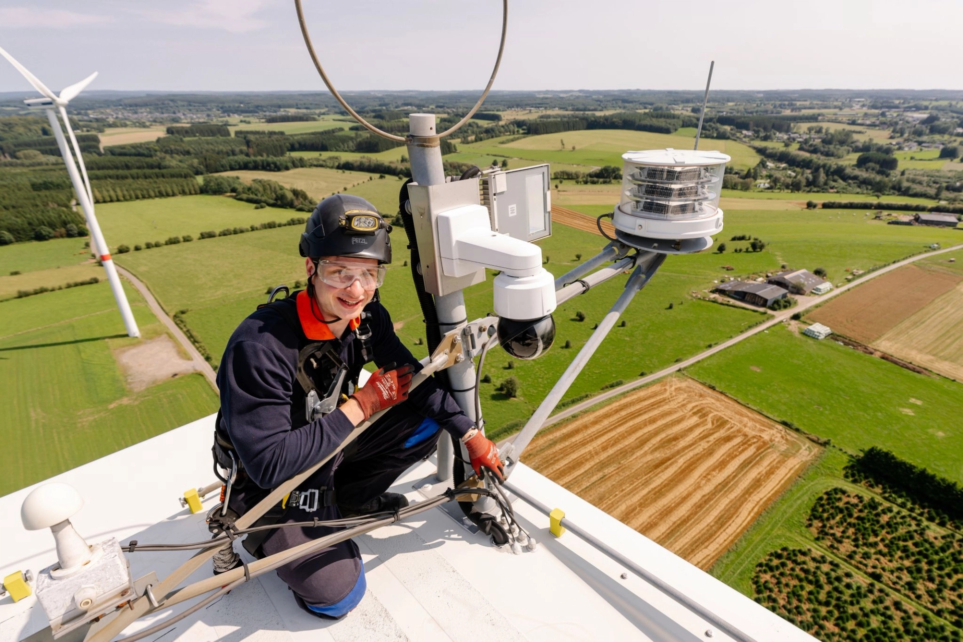 Éolienne près d’un bâtiment industriel moderne dans les champs