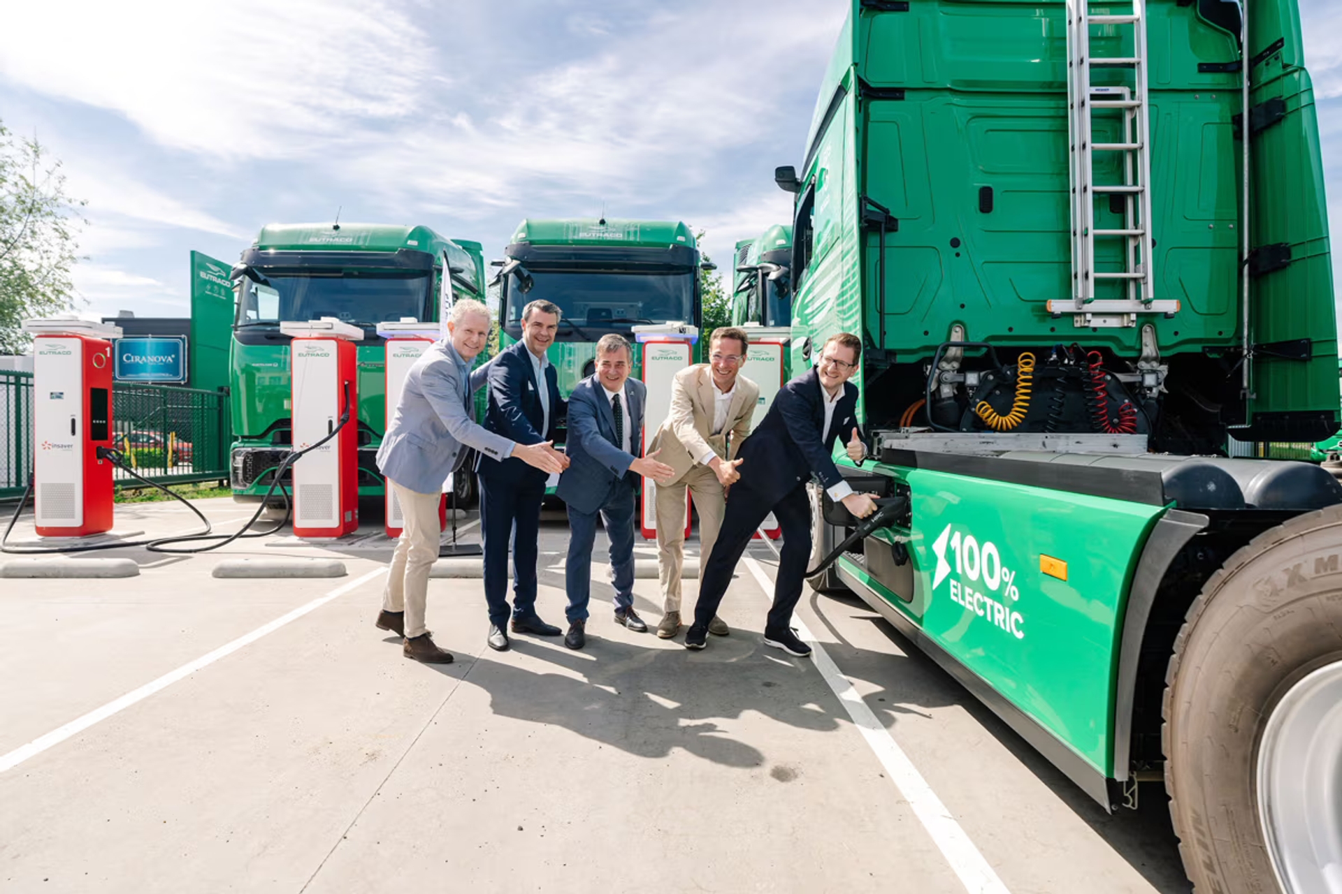 Ultrasnelle laders voor elektrische vrachtwagens en industriële batterijen bij EUTRACO in Roeselare officieel in gebruik genomen