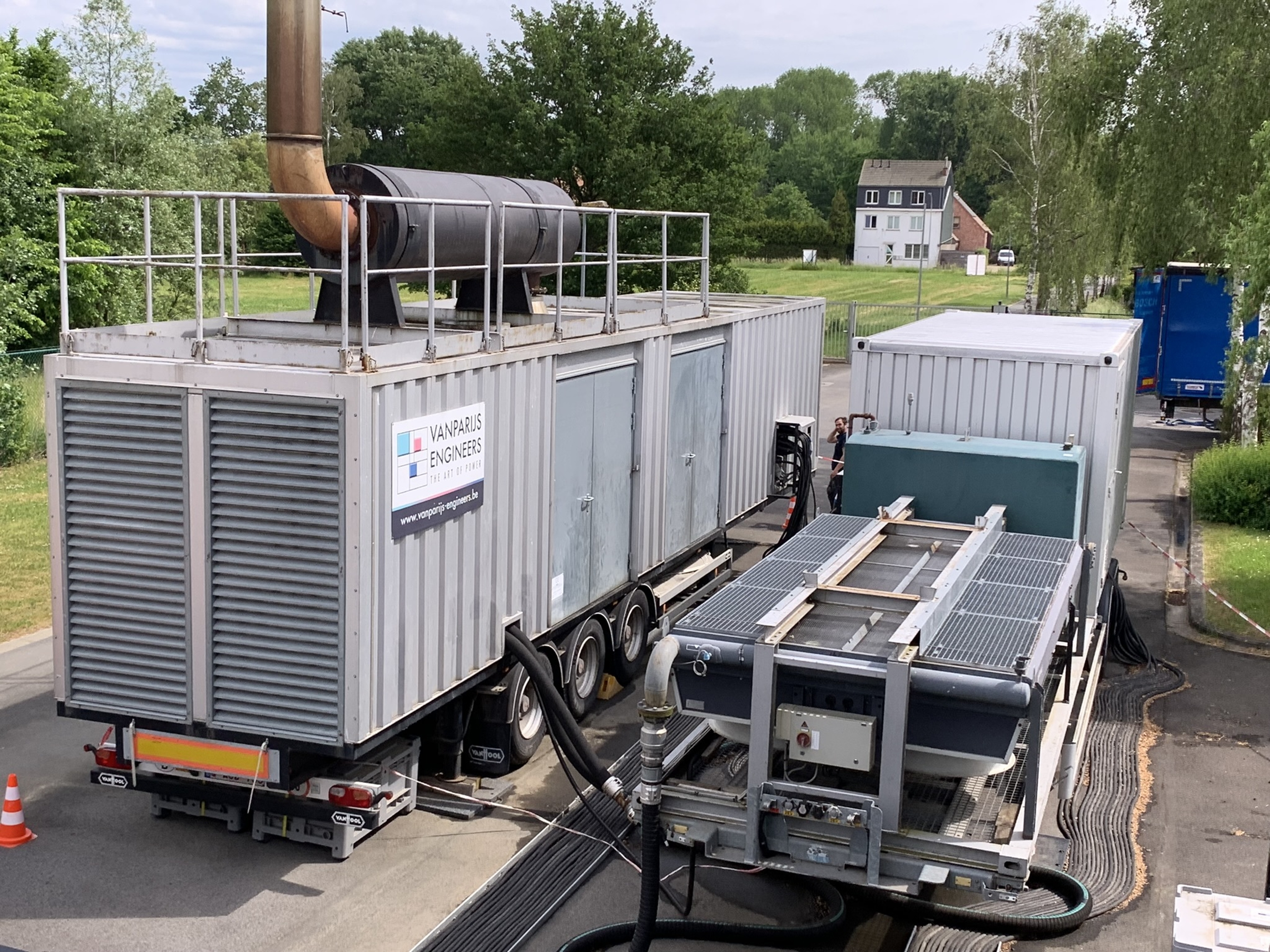 Unité mobile UPS installée dans un conteneur sur remorque, connectée à des équipements pour assurer l’alimentation électrique continue d’un site industriel