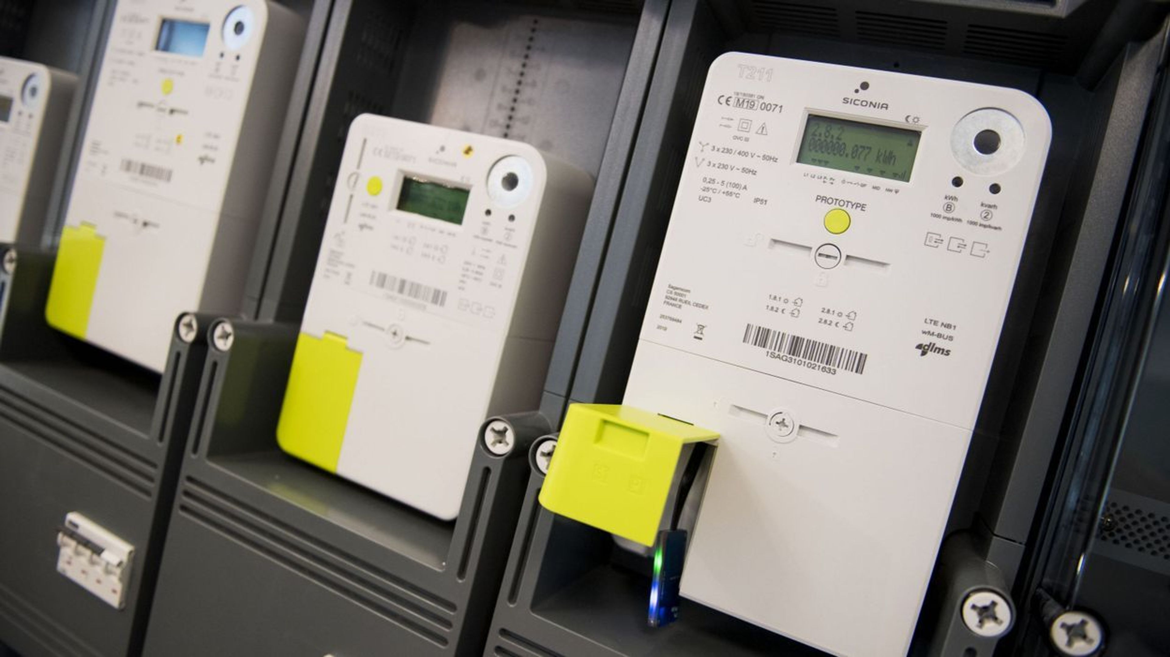 3 digitale meters naast elkaar