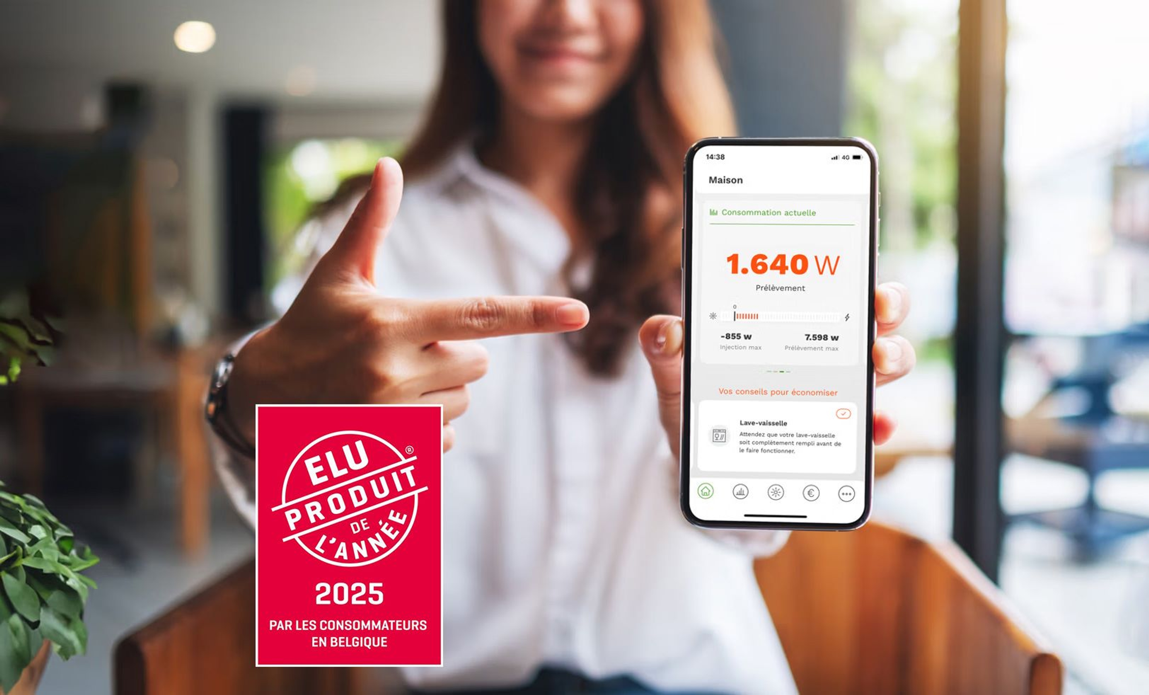Femme pointant son téléphone avec l'application EnergyControl Monitor et le badge Produit de l'année 2025