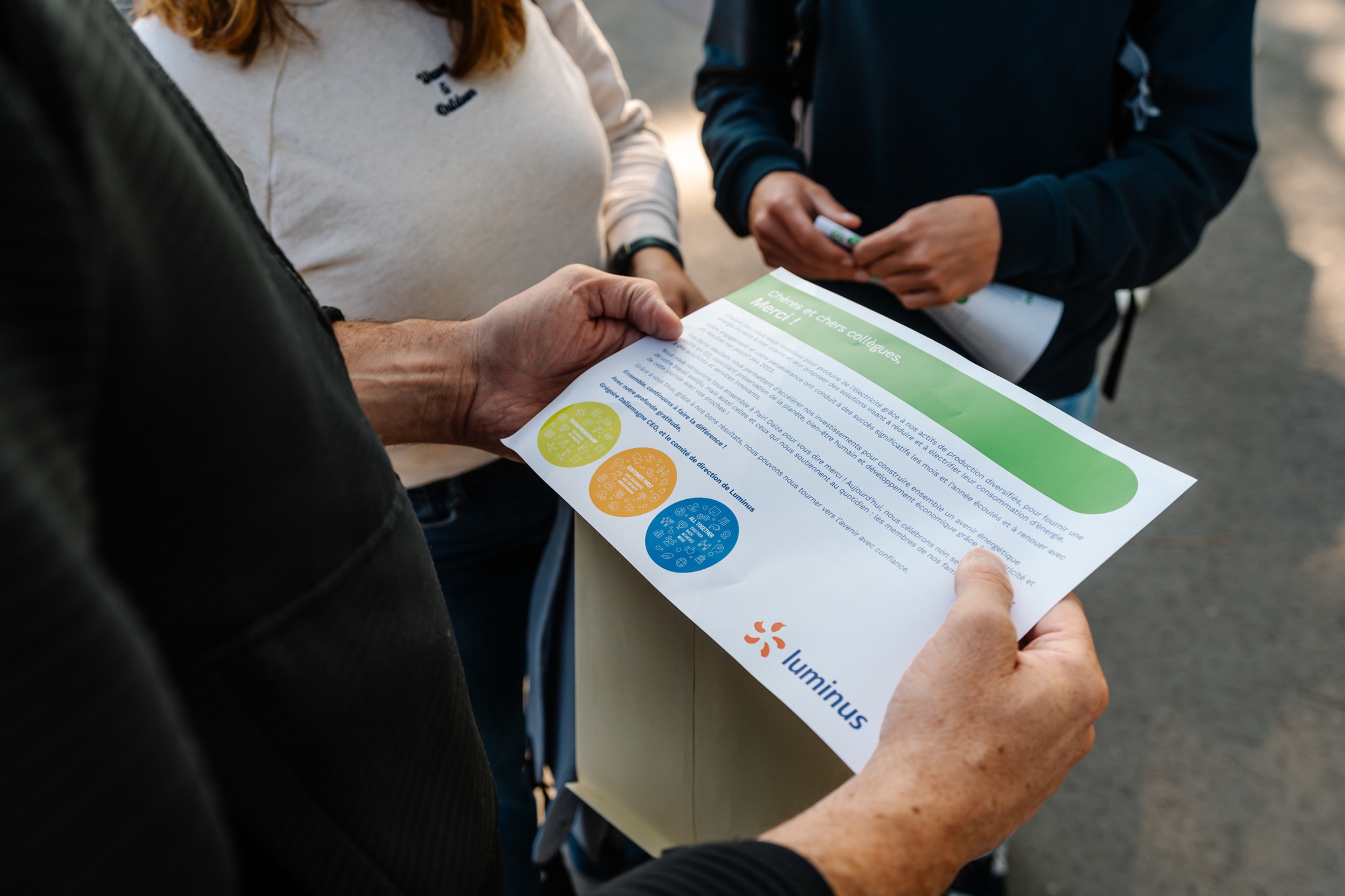 Homme et femme souriant et consultant ensemble des documents sur un bureau