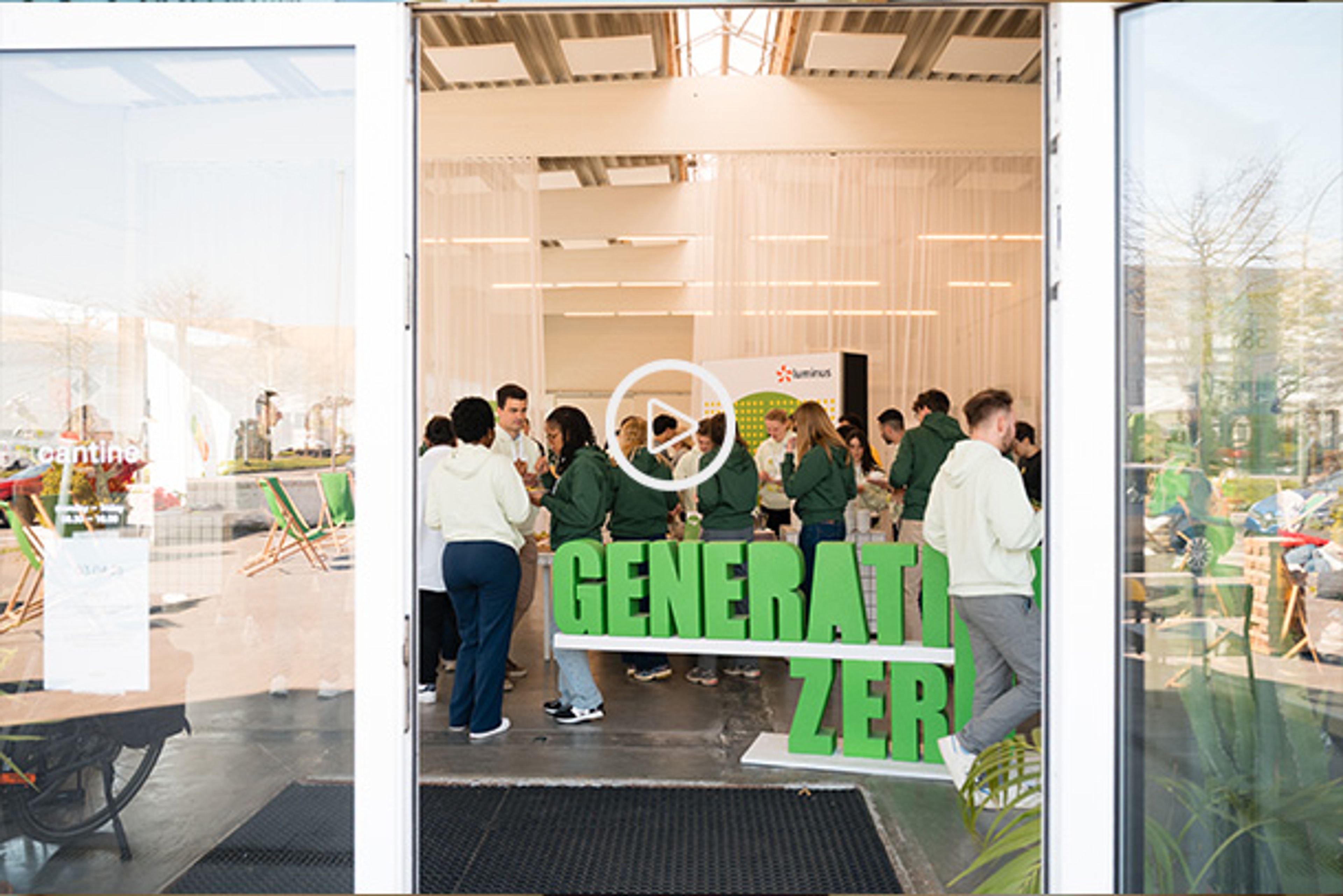 Filmpje: verloop van de laatste selectiedag van Generation Zero. Openingsbeeld: openschuivende glazen deur met binnen een heleboel kandidaten.