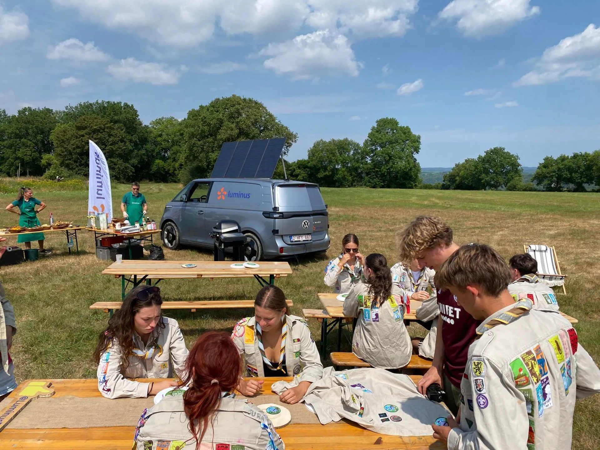 Luminus trakteert leiding scouts Tervuren op een barbecue op zonne-energie tijdens voorkamp in Durbuy