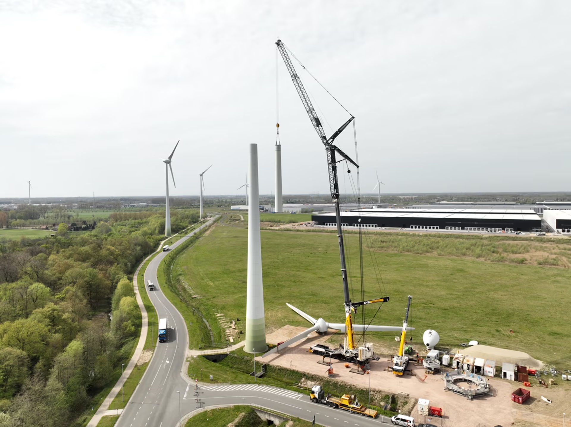 Afbraak van drie oudere windturbines en bouw van twee nieuwe efficiëntere modellen in de haven van Gent