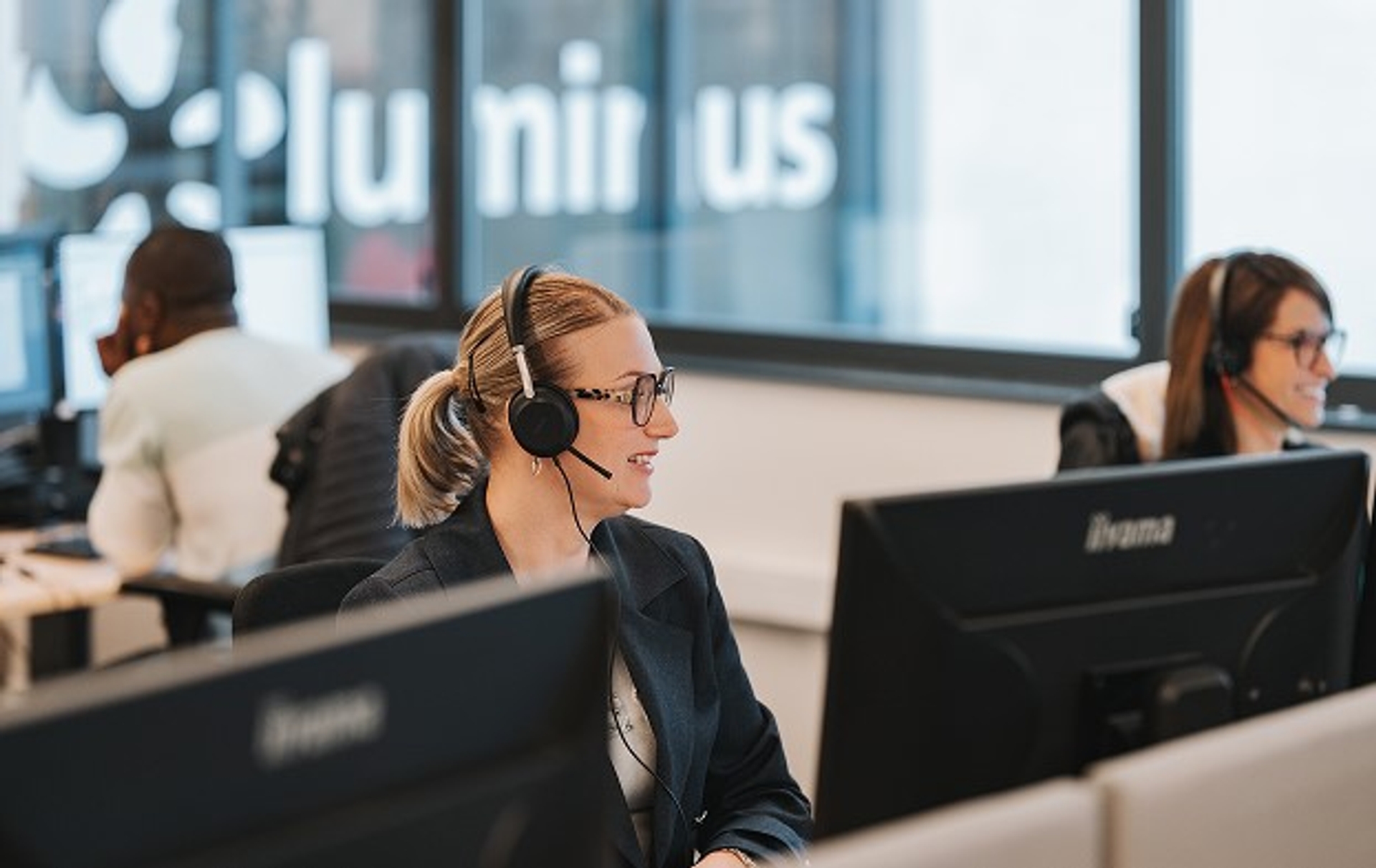 Collaboratrices du service client Luminus au téléphone