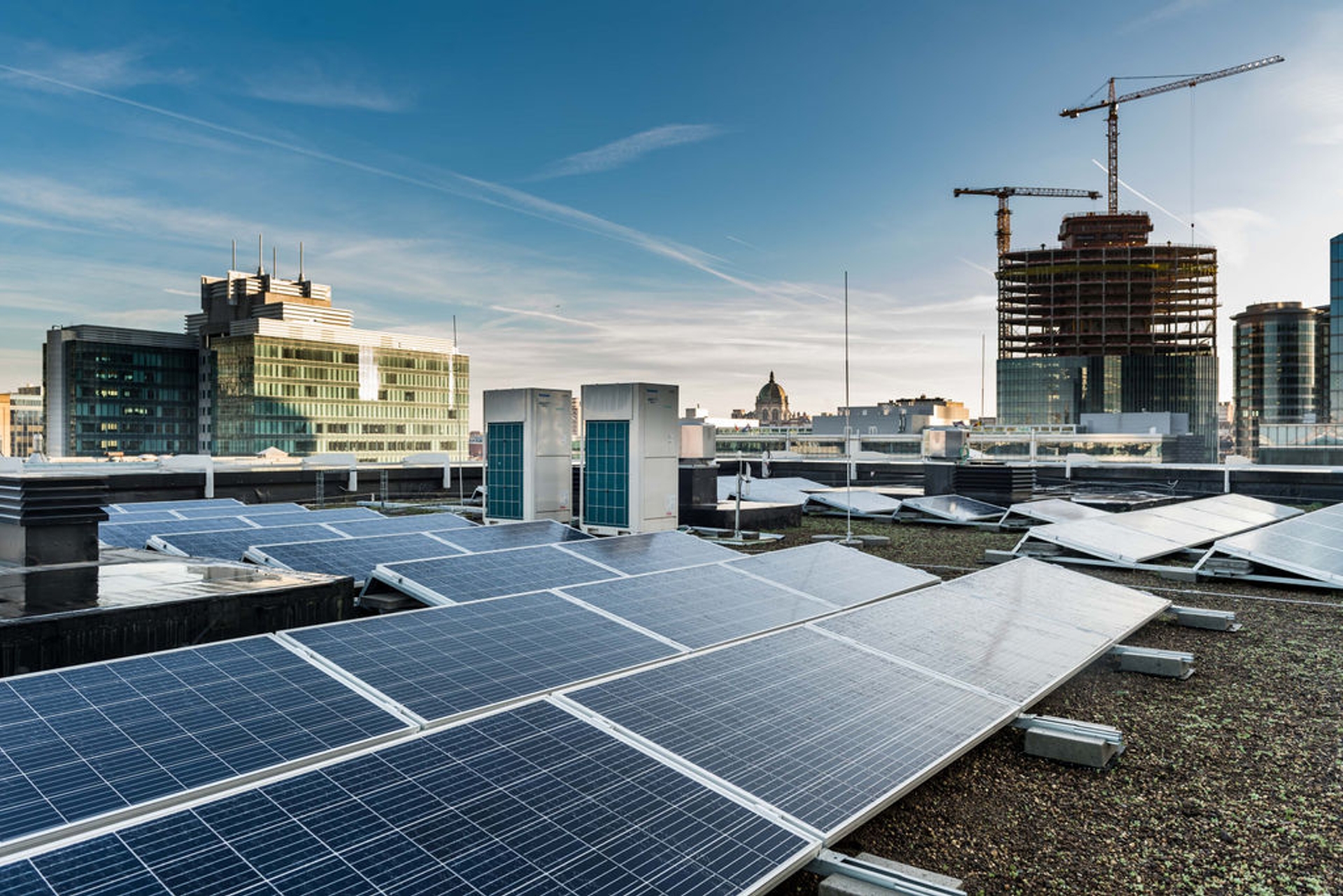 Panneaux solaires sur le toit d'un bâtiment industriel
