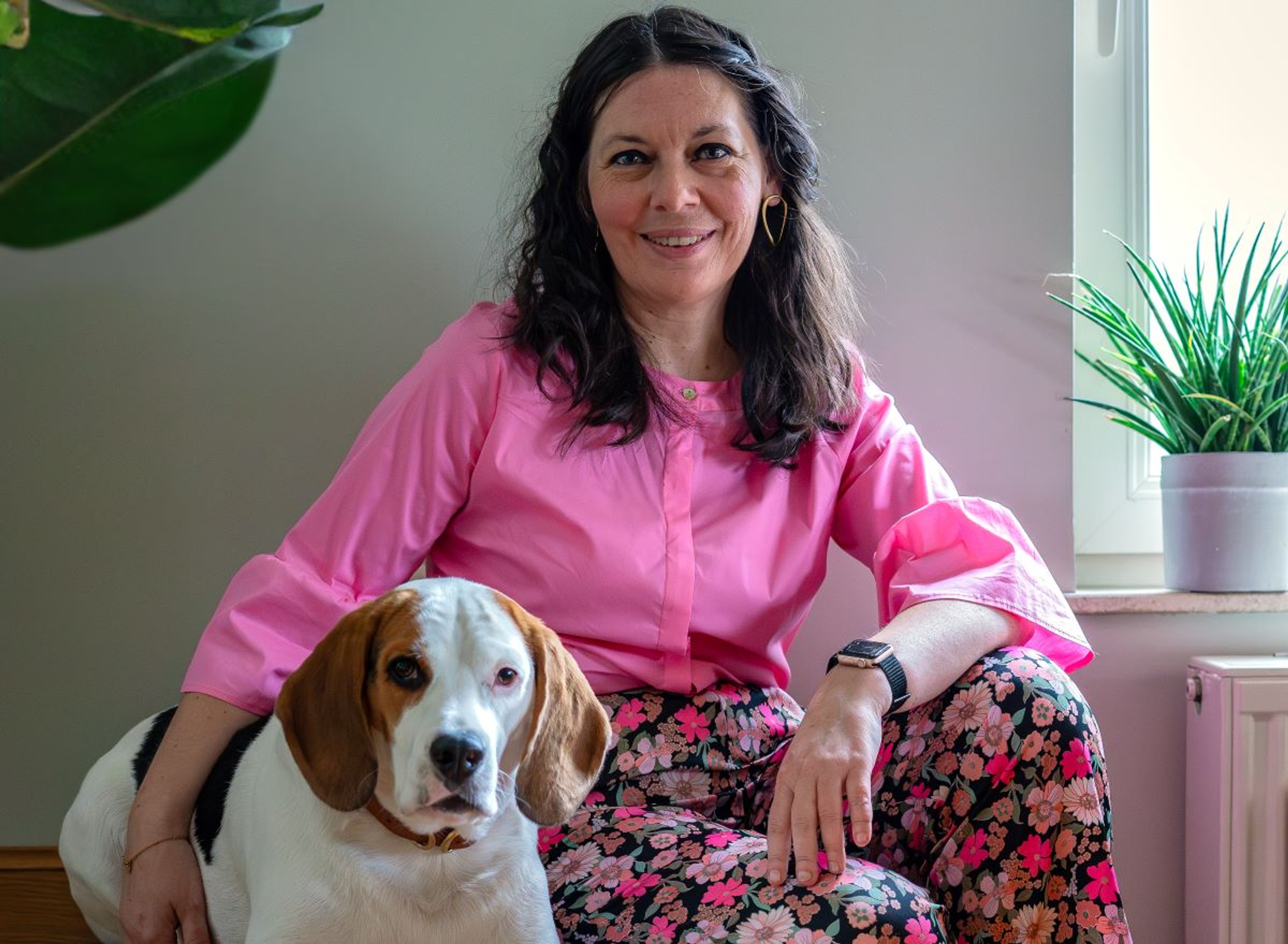 Cindy met roze bloes en hond, ze getuigt over EnergyControl Monitor