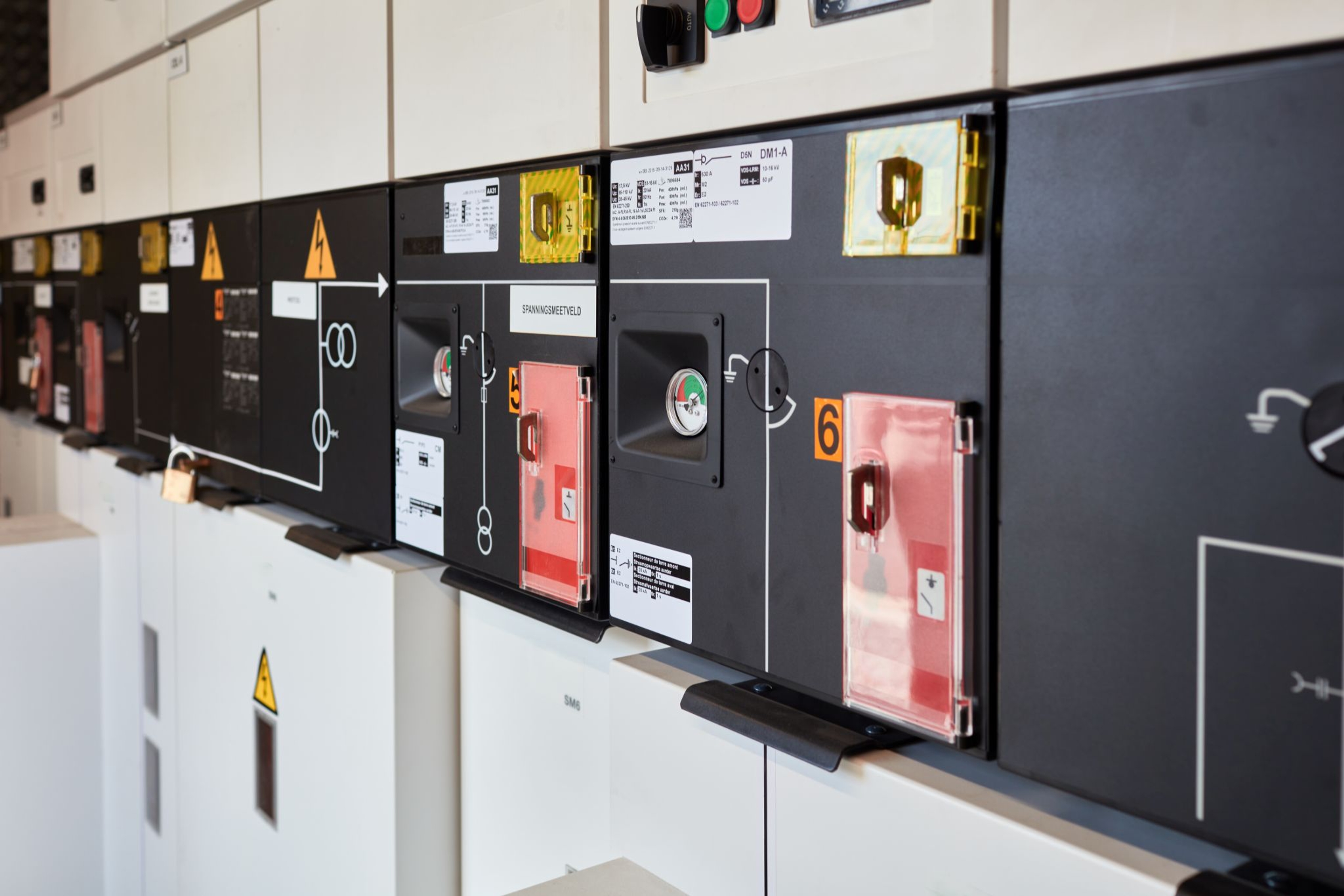 Vue rapprochée d'un tableau électrique industriel avec indicateurs de tension et dispositifs de sécurité