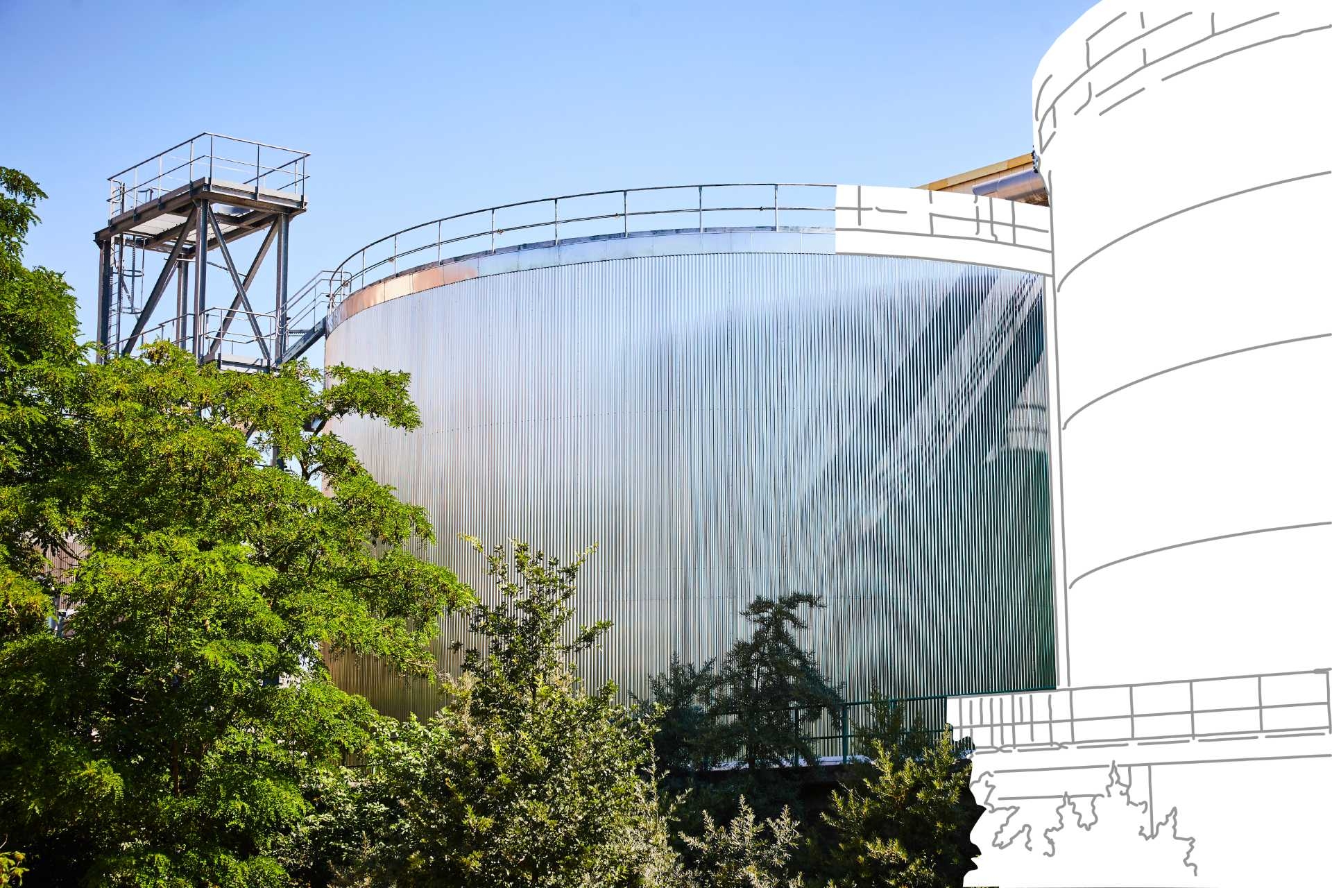 2 grote silo's of boilers, een ervan is getekend in zwart/wit.