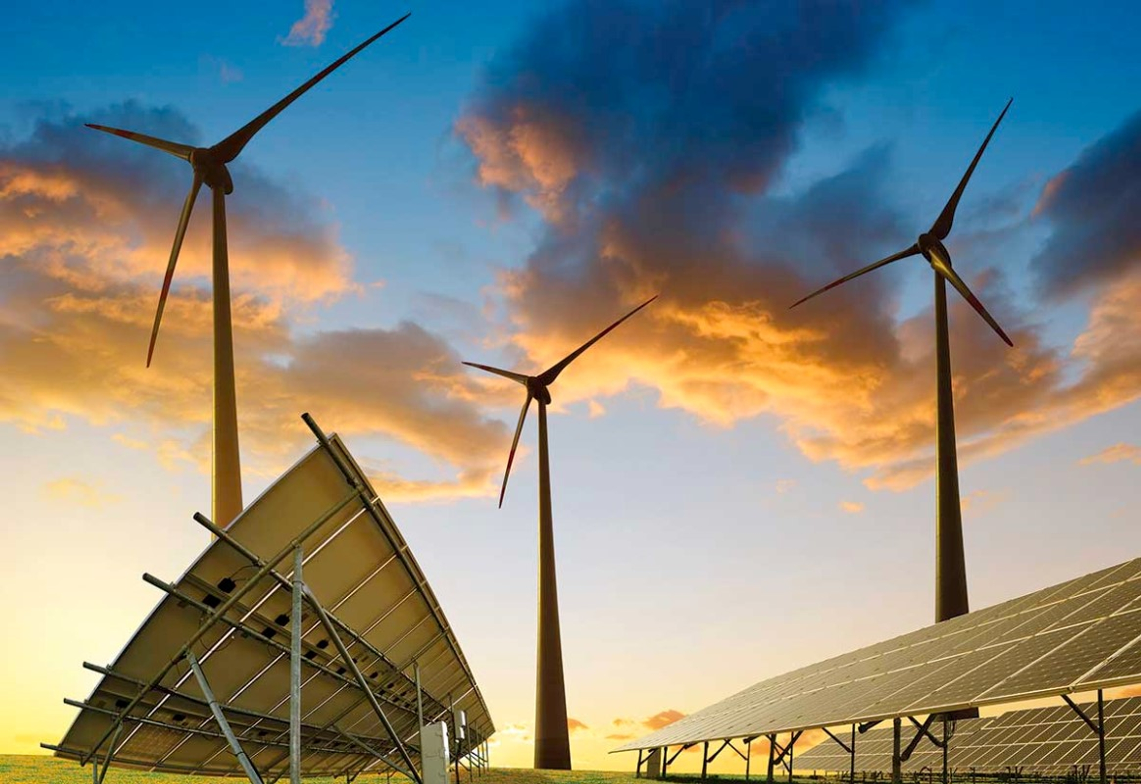 3 windturbines tegen mooie avondlucht, grote zonnepanelen op de voorgrond.