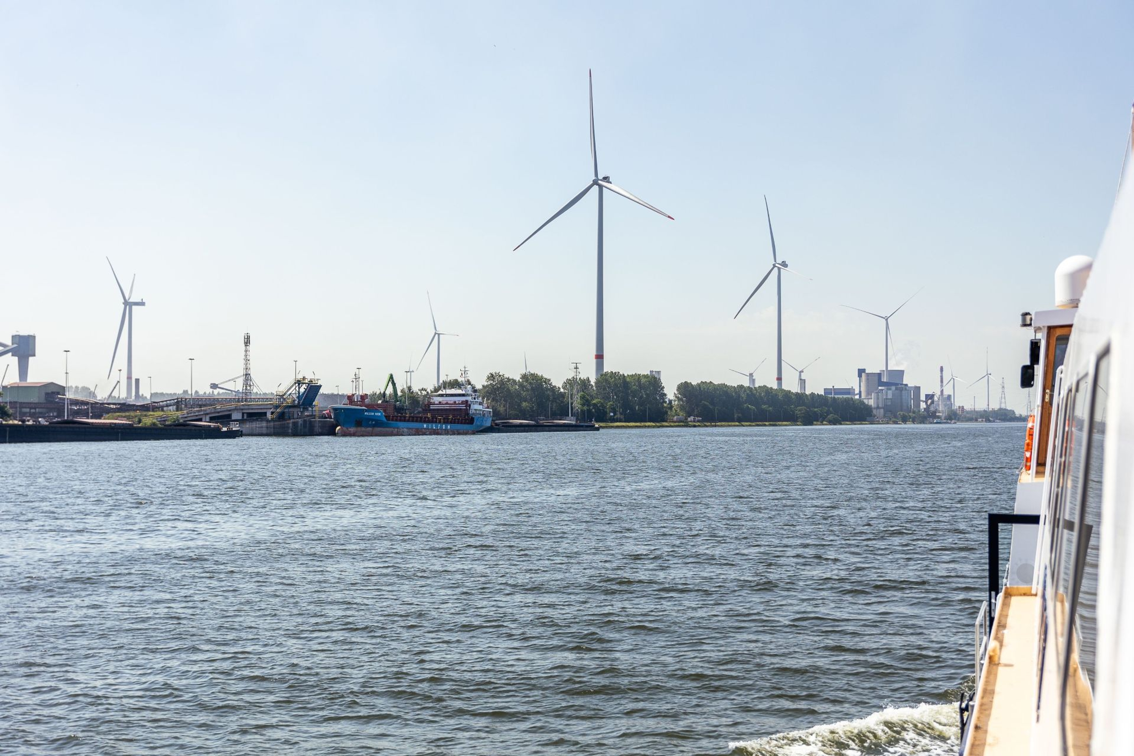 Windturbines in de haven, gezien van op een schip op het
