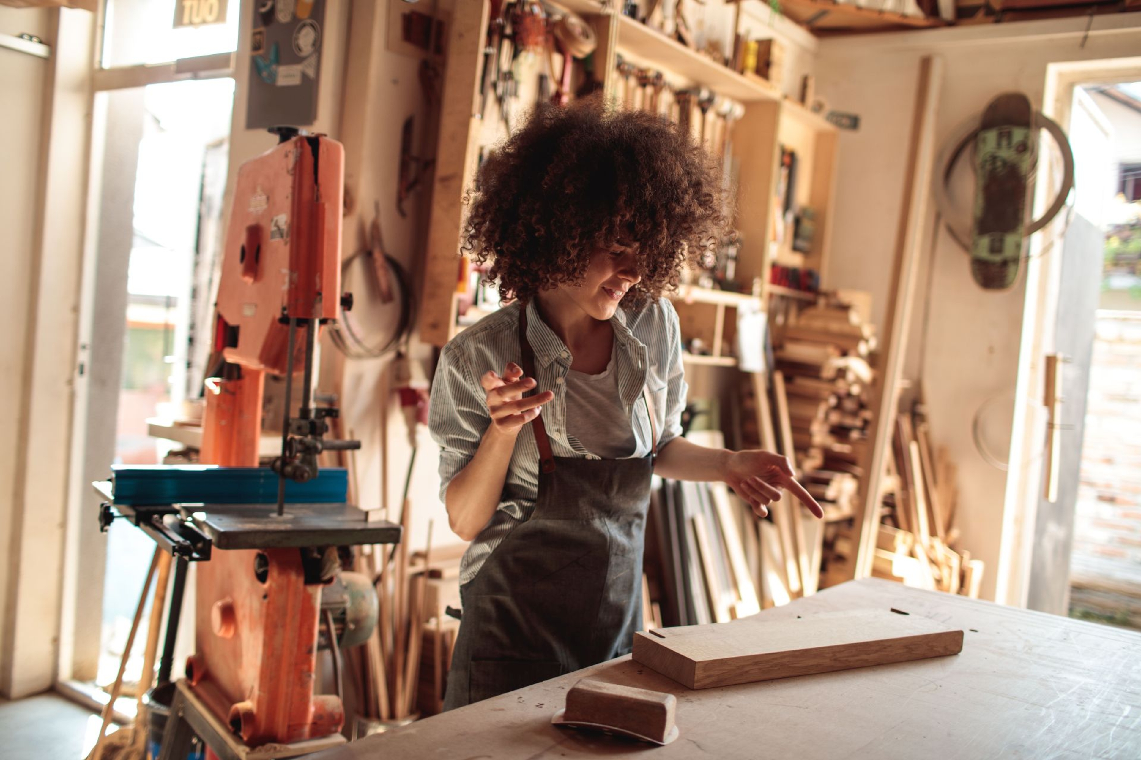Een schrijnwerker is aan de slag in haar atelier.