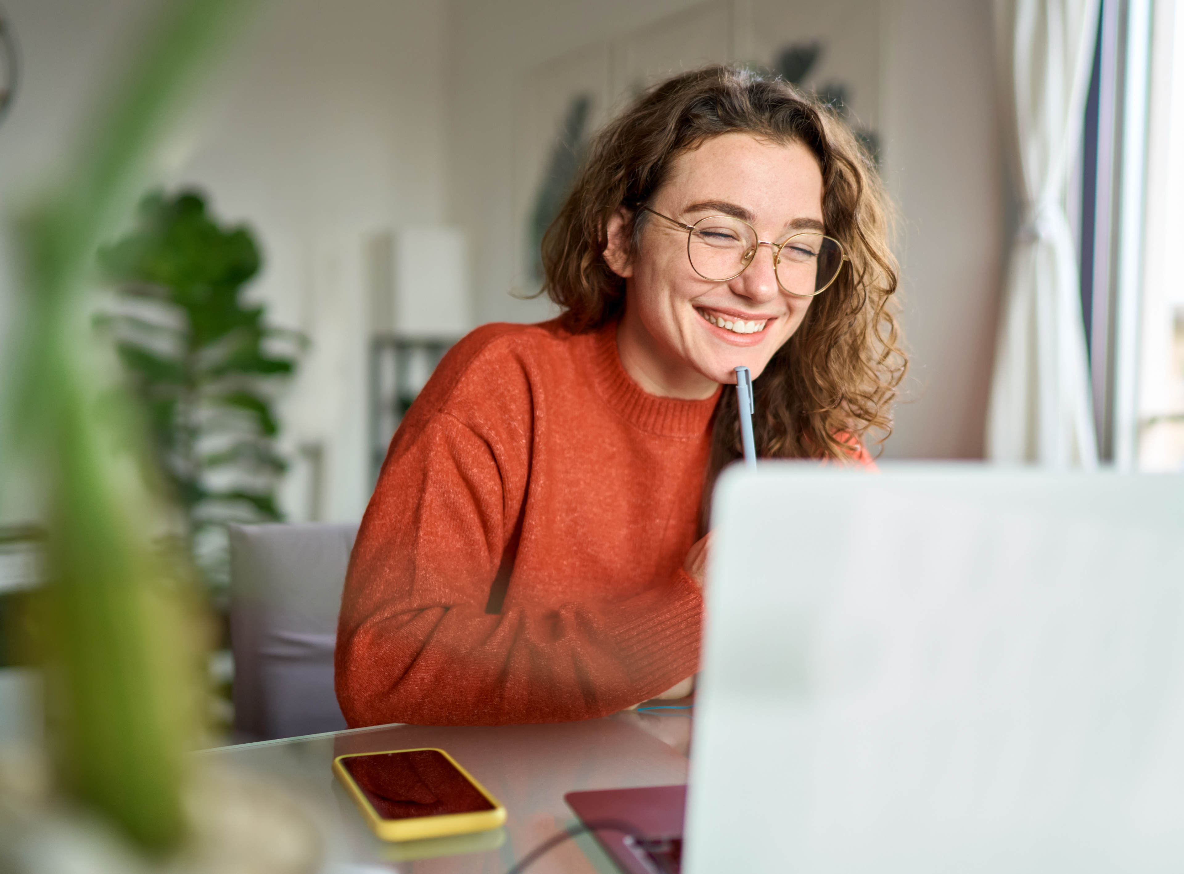 Jeune femme souriante devant son ordinateur