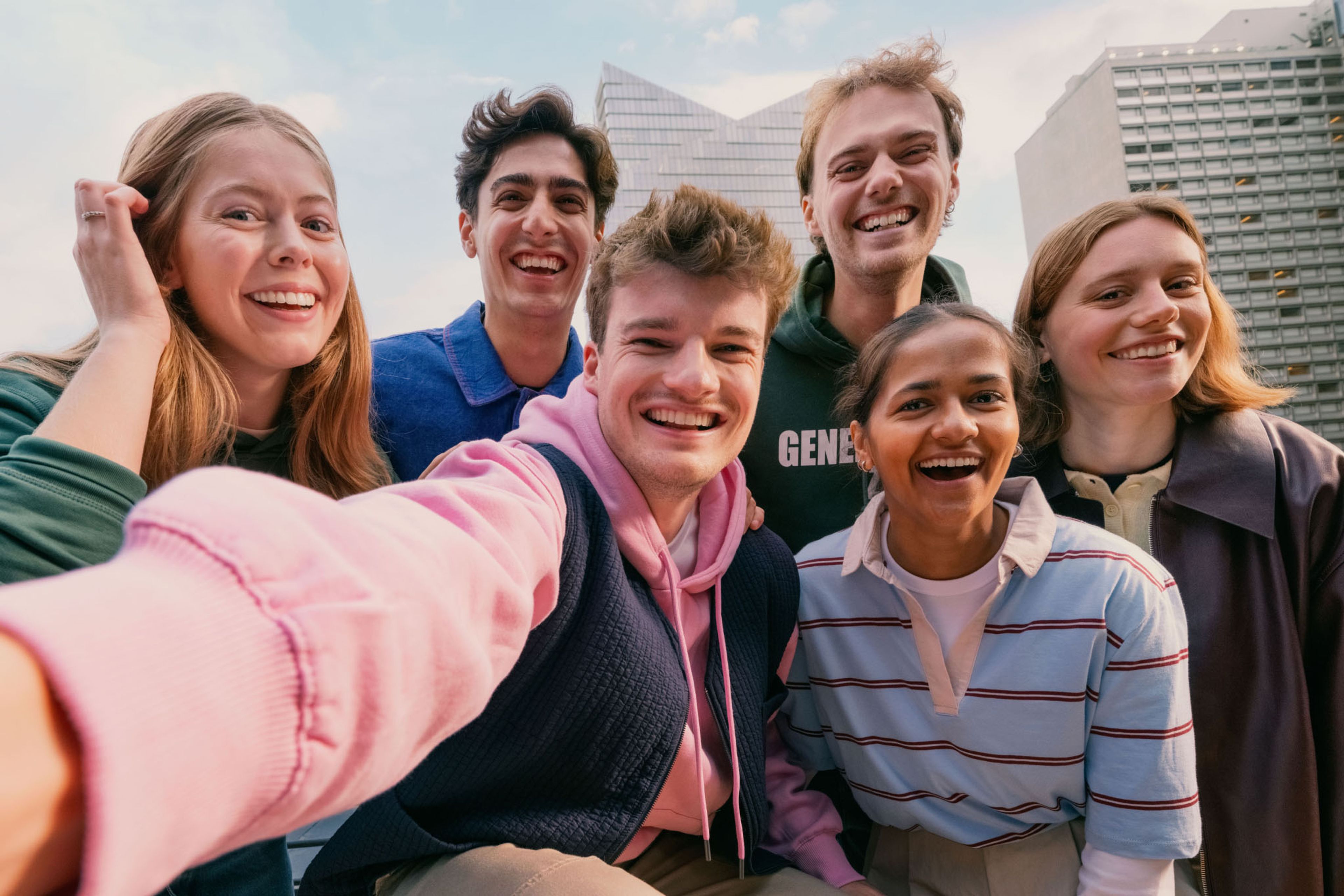 Groep van 6 jonge mensen die hun ticket voor Generation Zero op zak hebben.