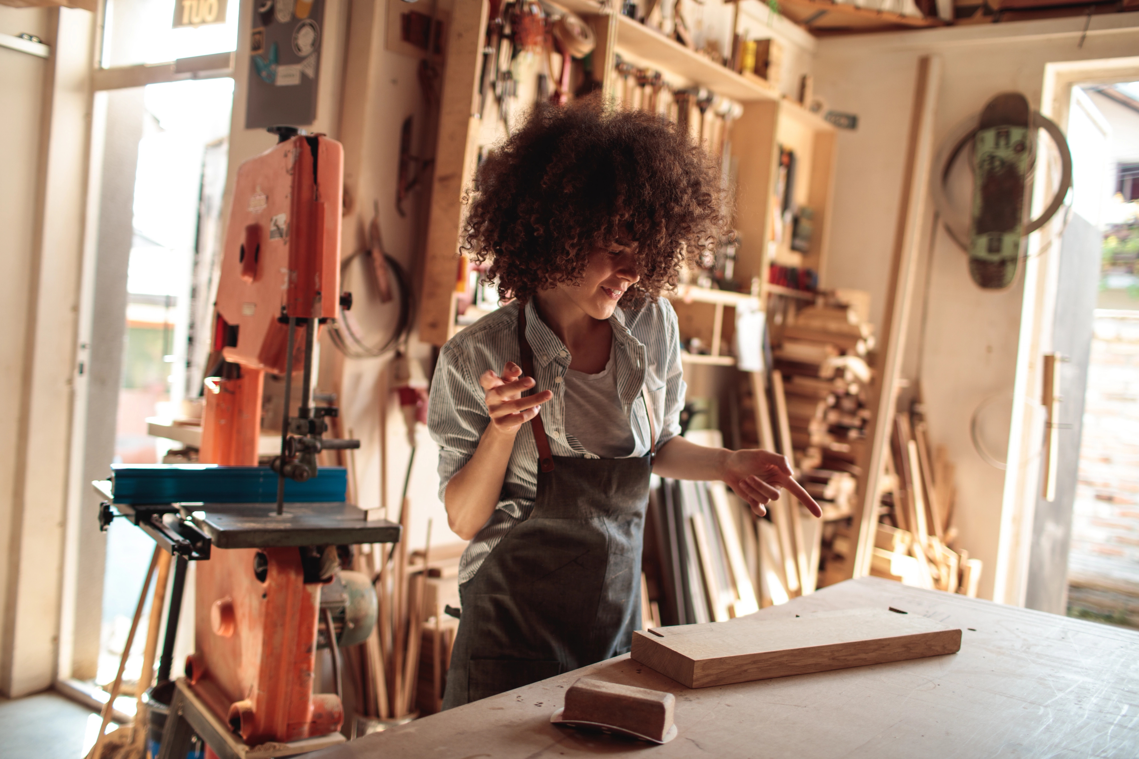 Een schrijnwerker is aan de slag in haar atelier.
