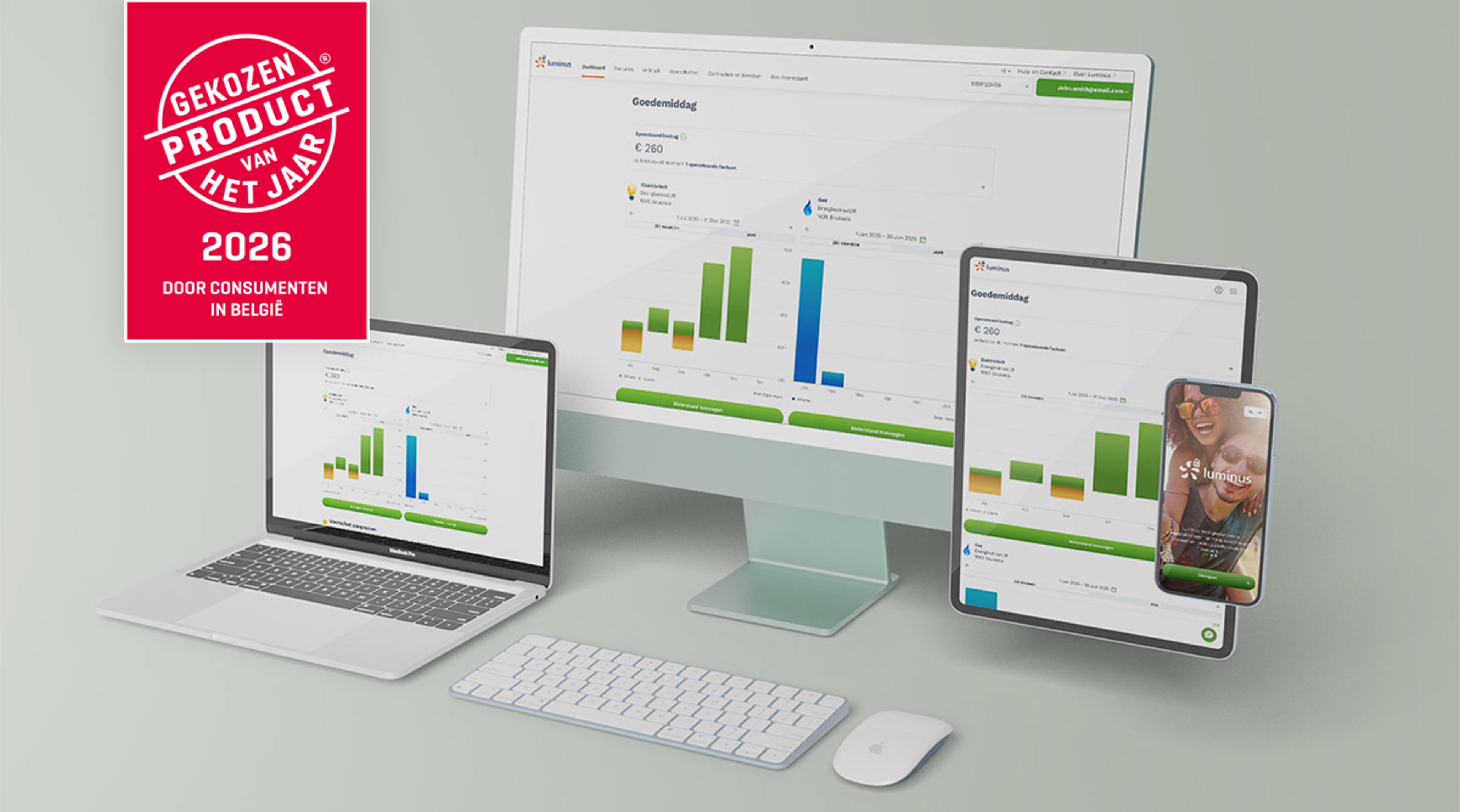Desktop, laptop, tablet en smartphone met daarin schermen van My Luminus, links in de hoek het rode label Gekozen Product van het jaar 2026.