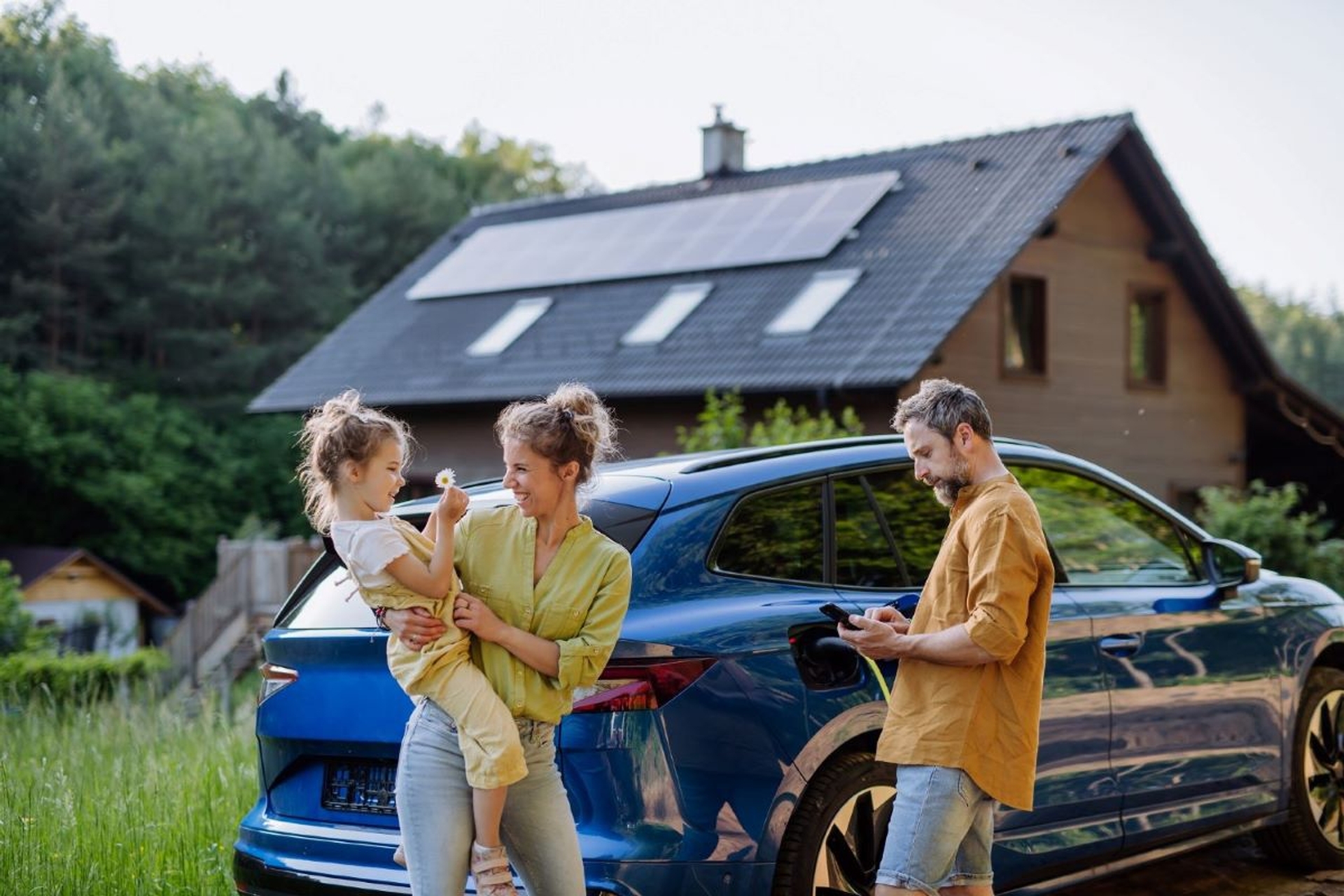 Recharger sa voiture électrique à l'aide de panneaux solaires : une combinaison gagnante