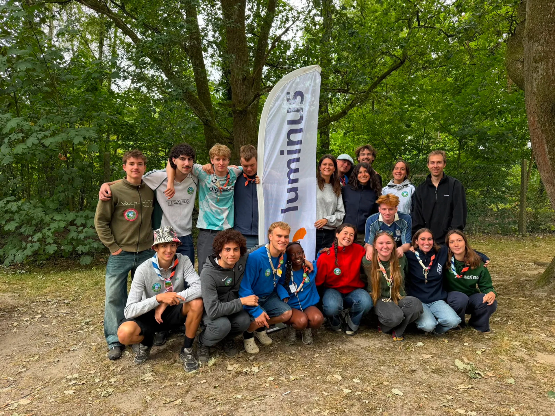 Luminus convie les animateurs scouts d’Auderghem à un barbecue alimenté à l’énergie solaire en préparation de leur camp de Lasne.