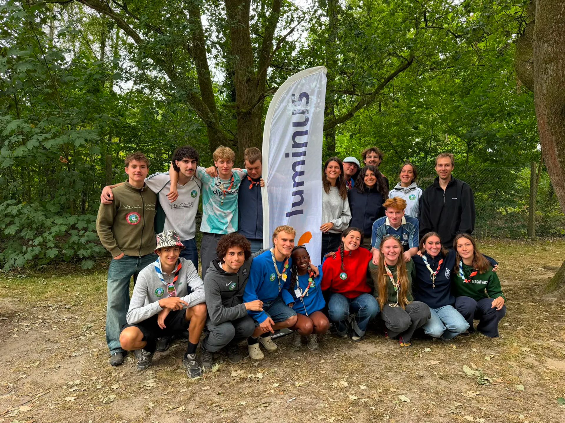 Luminus convie les animateurs scouts d’Auderghem à un barbecue alimenté à l’énergie solaire en préparation de leur camp de Lasne.