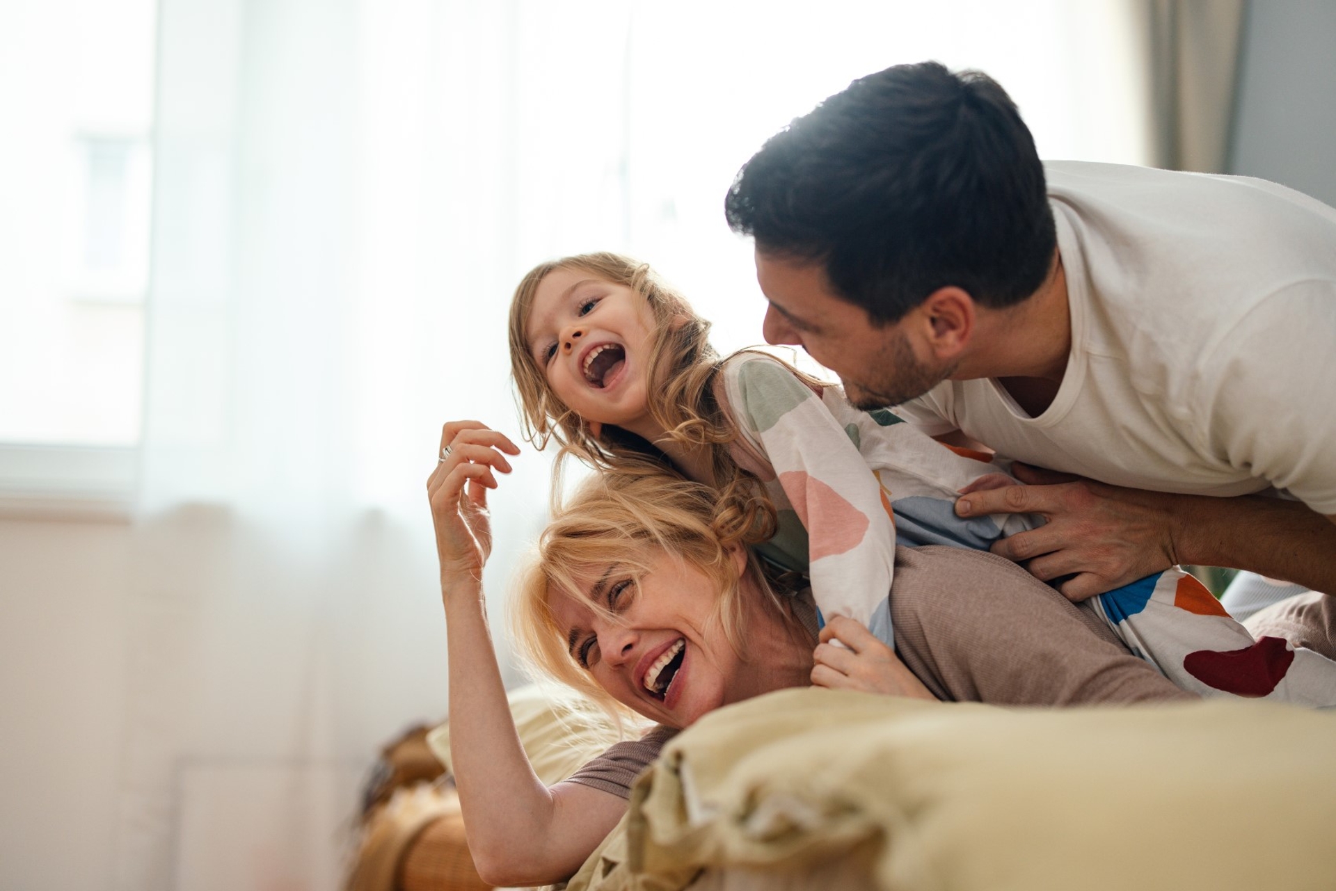 Couple avec enfant qui rient