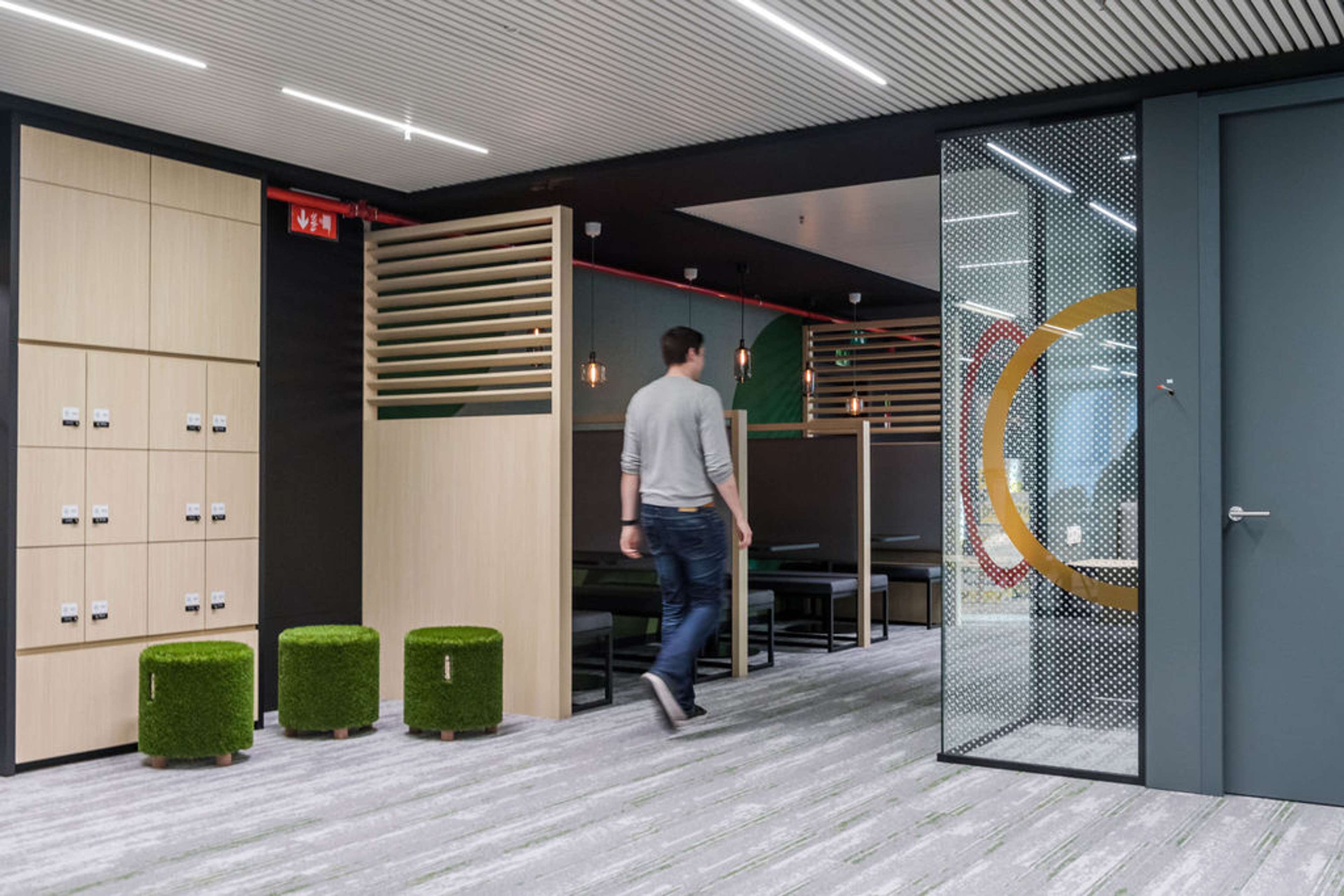 Homme et femme souriant et consultant ensemble des documents sur un bureau