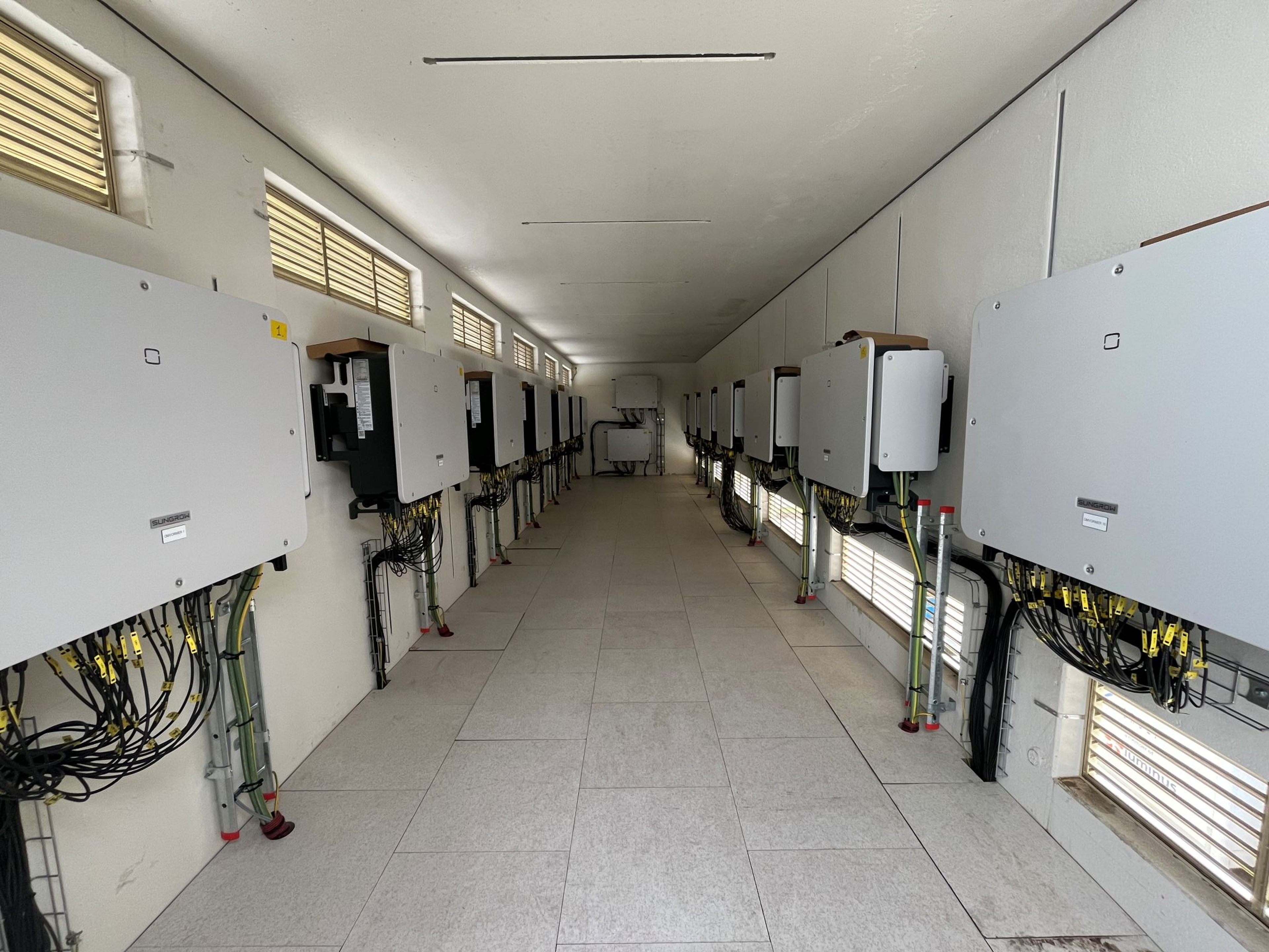 Salle technique équipée de batteries alignées pour la gestion et le stockage d’énergie