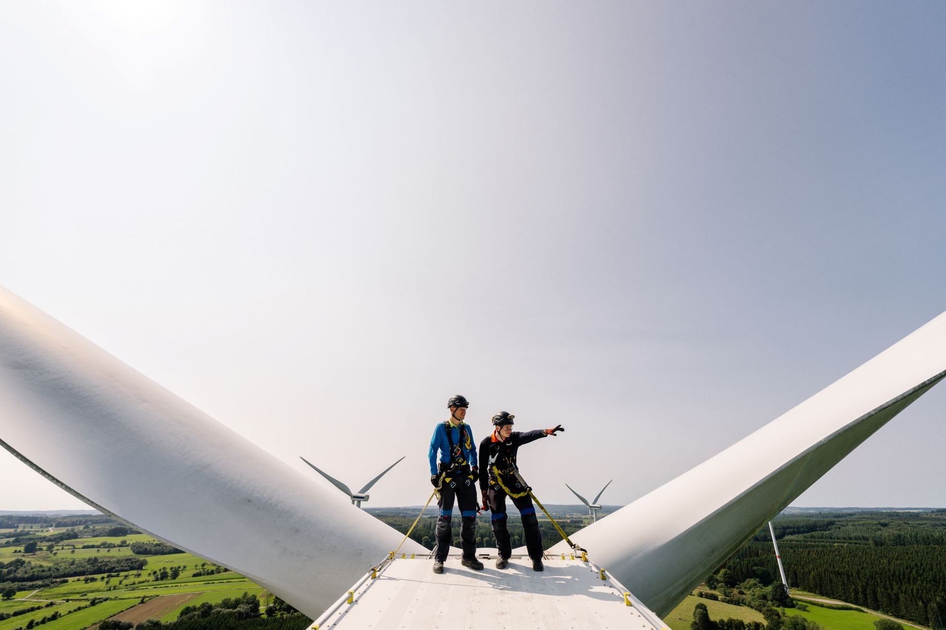 2 techniciens au sommet d'une éolienne