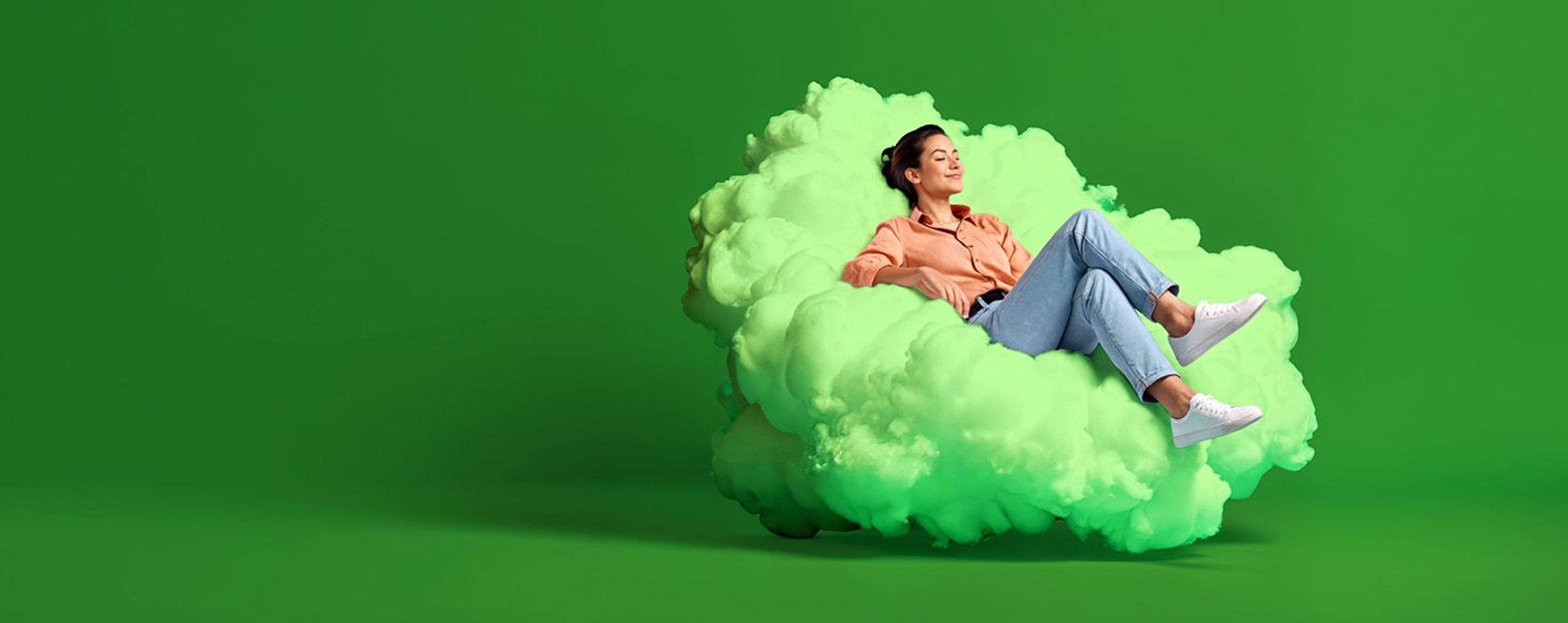 Jongedame ligt comfortabel op lichtgroene wolk