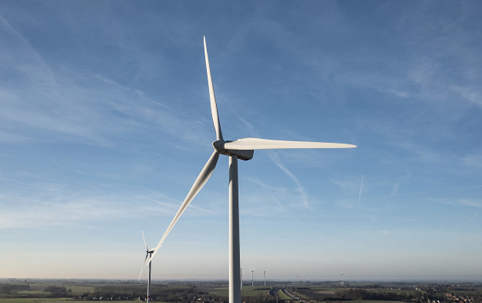 Deux éoliennes avec l'horizon en fond