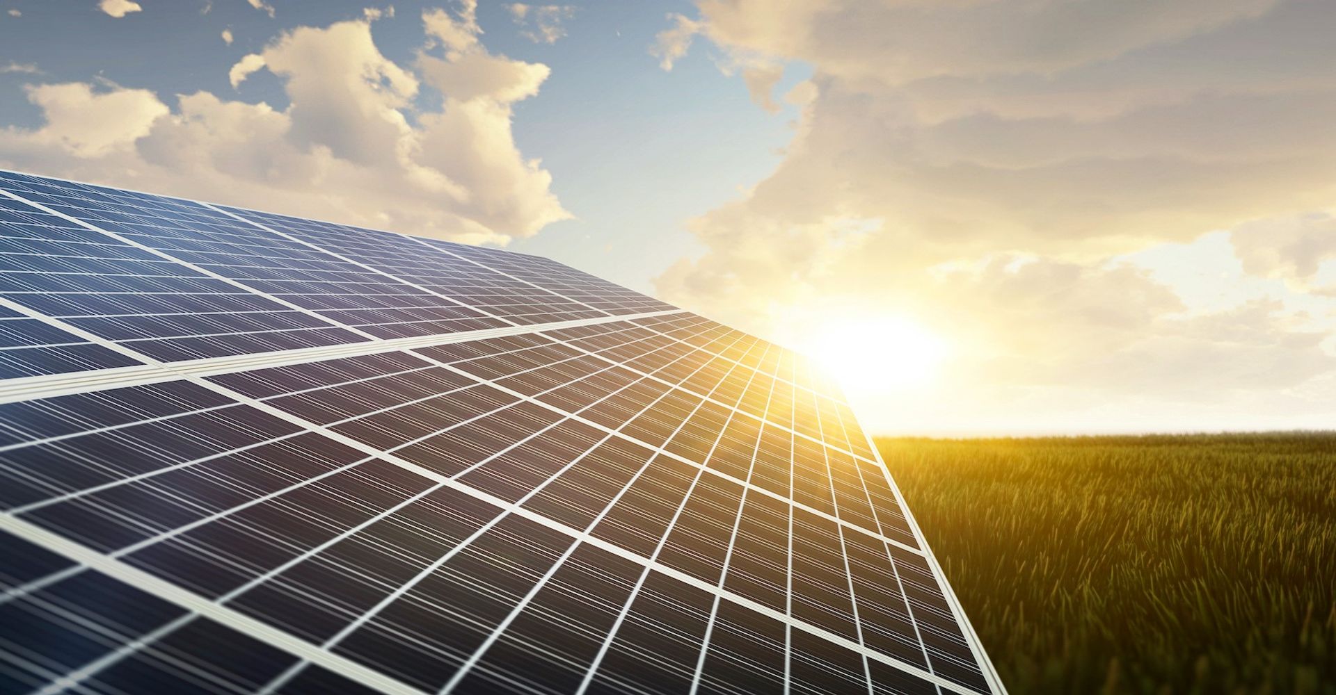 Zonnepanelen in een veld met zon en wolken
