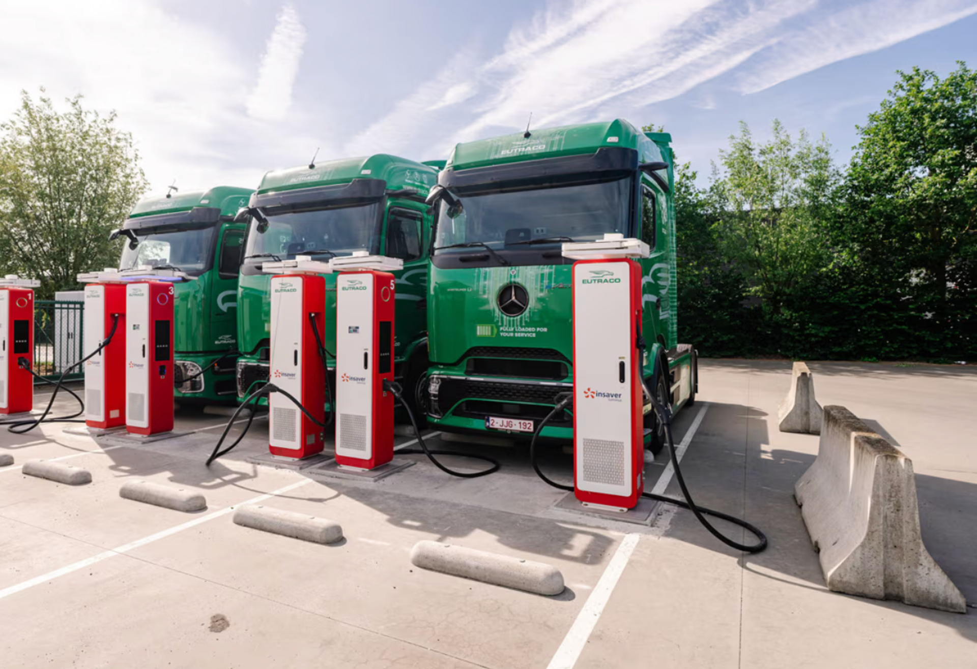 Oplaadpalen met 3 elektrische vrachtwagens van Luminus-klant Eutraco in Roulers.